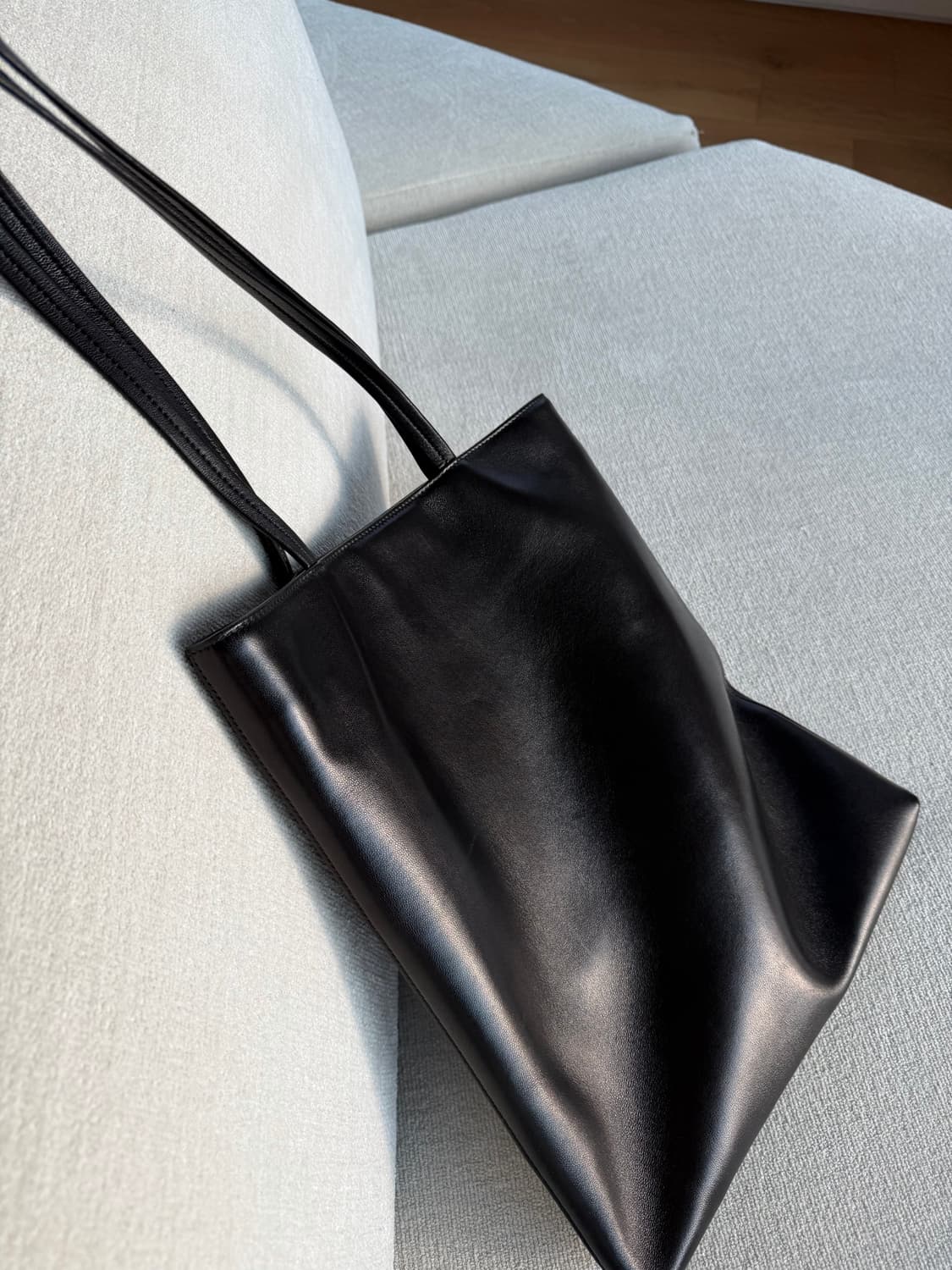 THE ROW   Flat Tote in leather 상품이미지6
