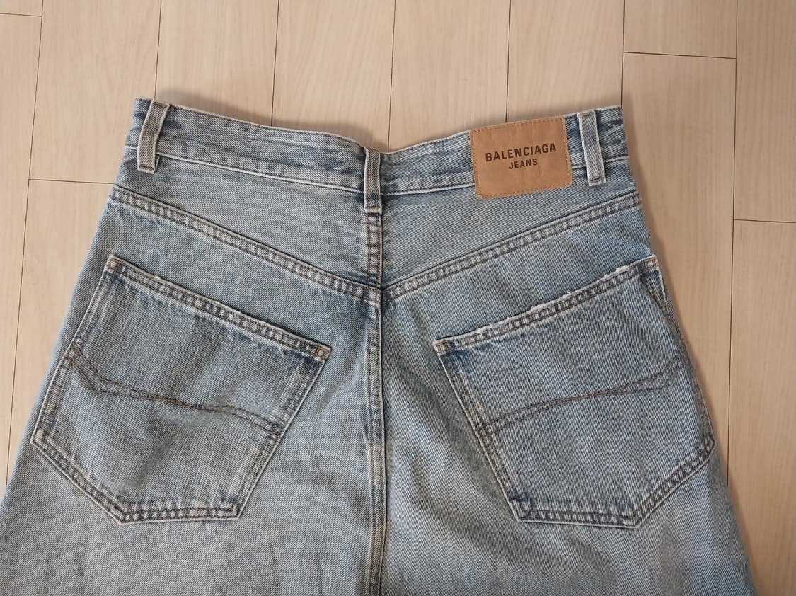 발렌시아가 라지 배기핏 논코티드 데님 팬츠 연청 상품이미지4