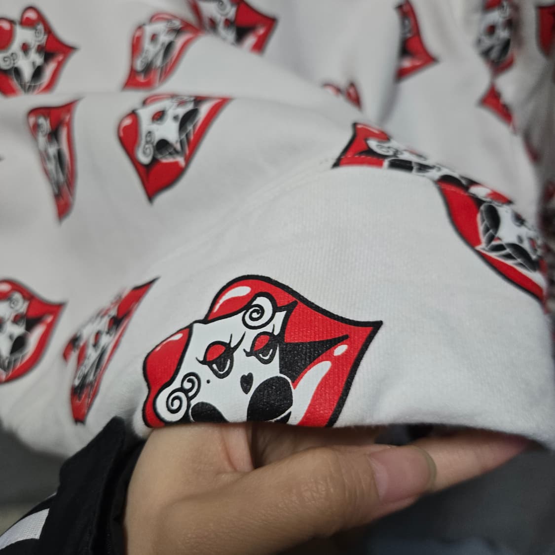 럭키슈에뜨 여성 오버핏 입술 로고 맨투맨  상품이미지4