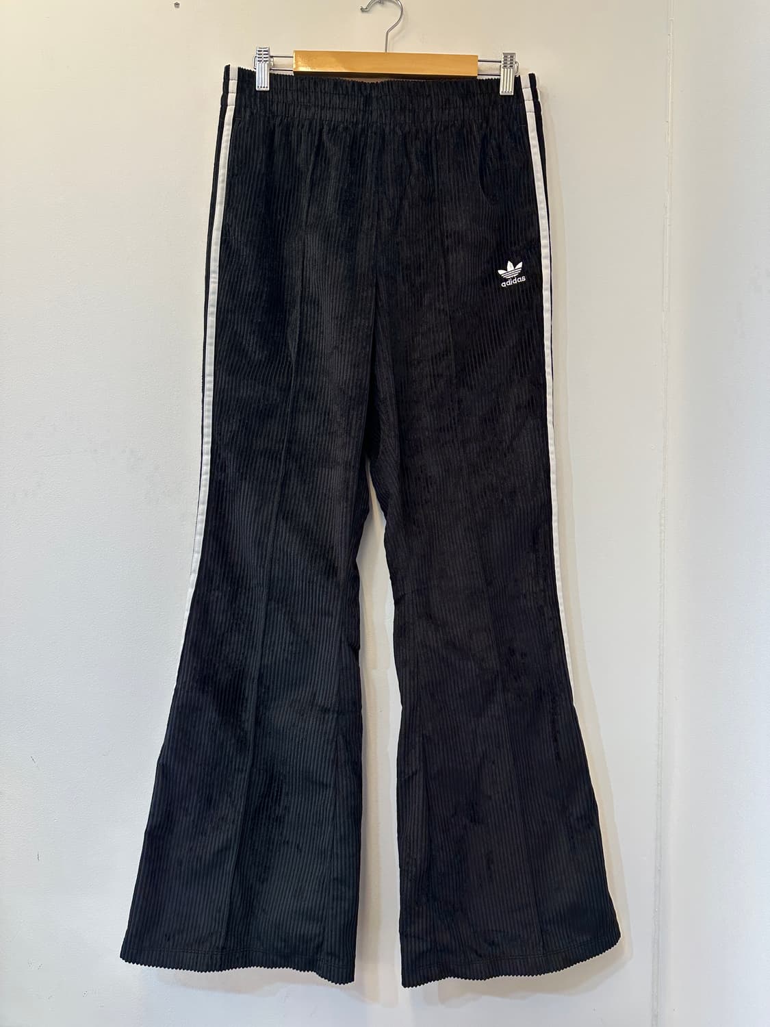 L) 아디다스 코듀로이 골덴 블랙 부츠컷 트랙 팬츠 상품이미지1