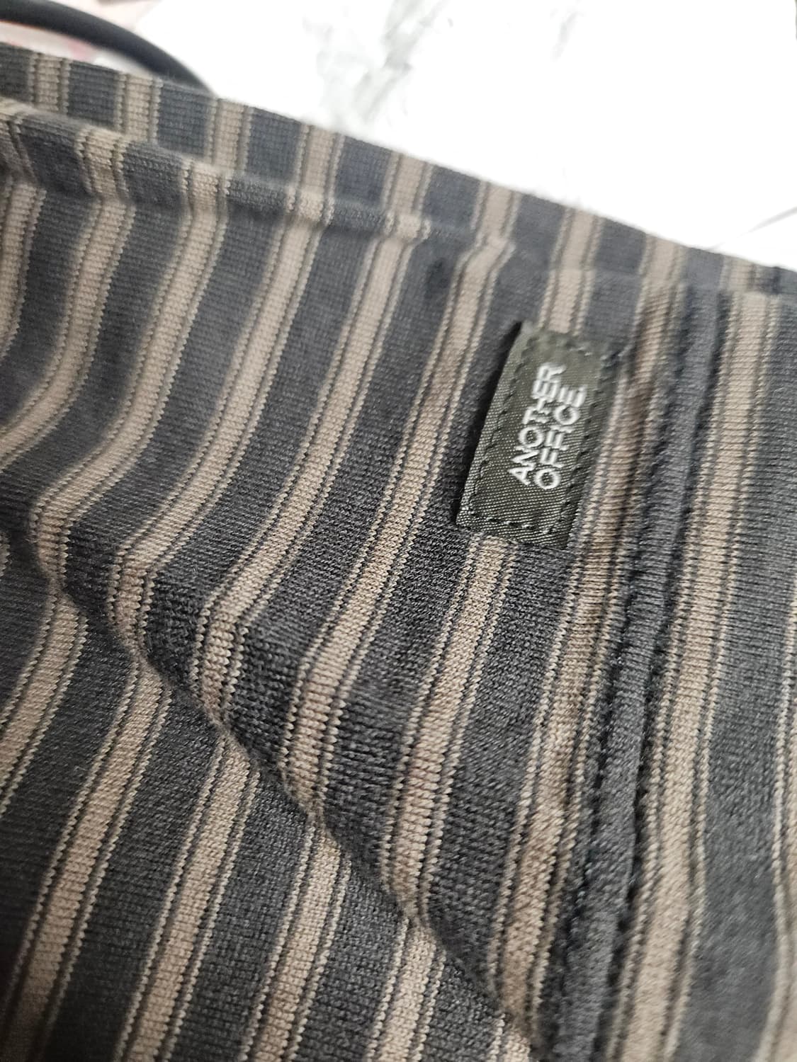 어나더오피스 / Brief stripe 카라티 차콜 / 1 상품이미지4