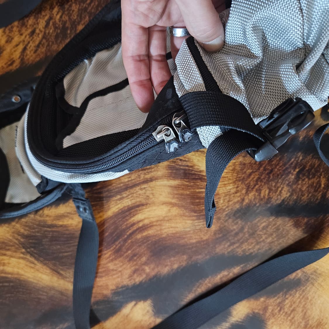 오클리(OAKLEY) 라이트 그레이 미니 백팩 상품이미지6