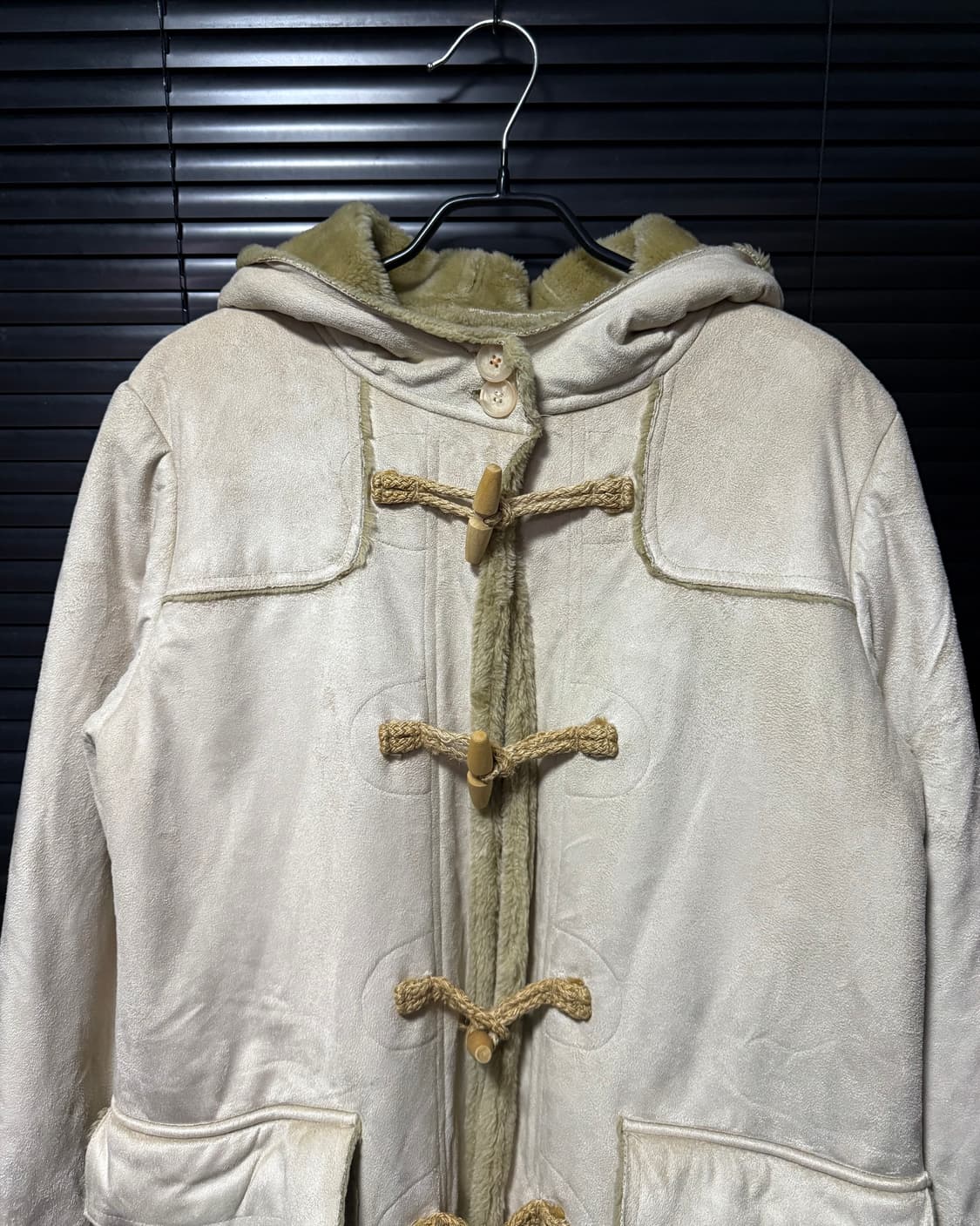 KSL 아이보리 베이지 무스탕 떡볶이 후드 롱 코트 여성 여자 나무 단추 상품이미지3