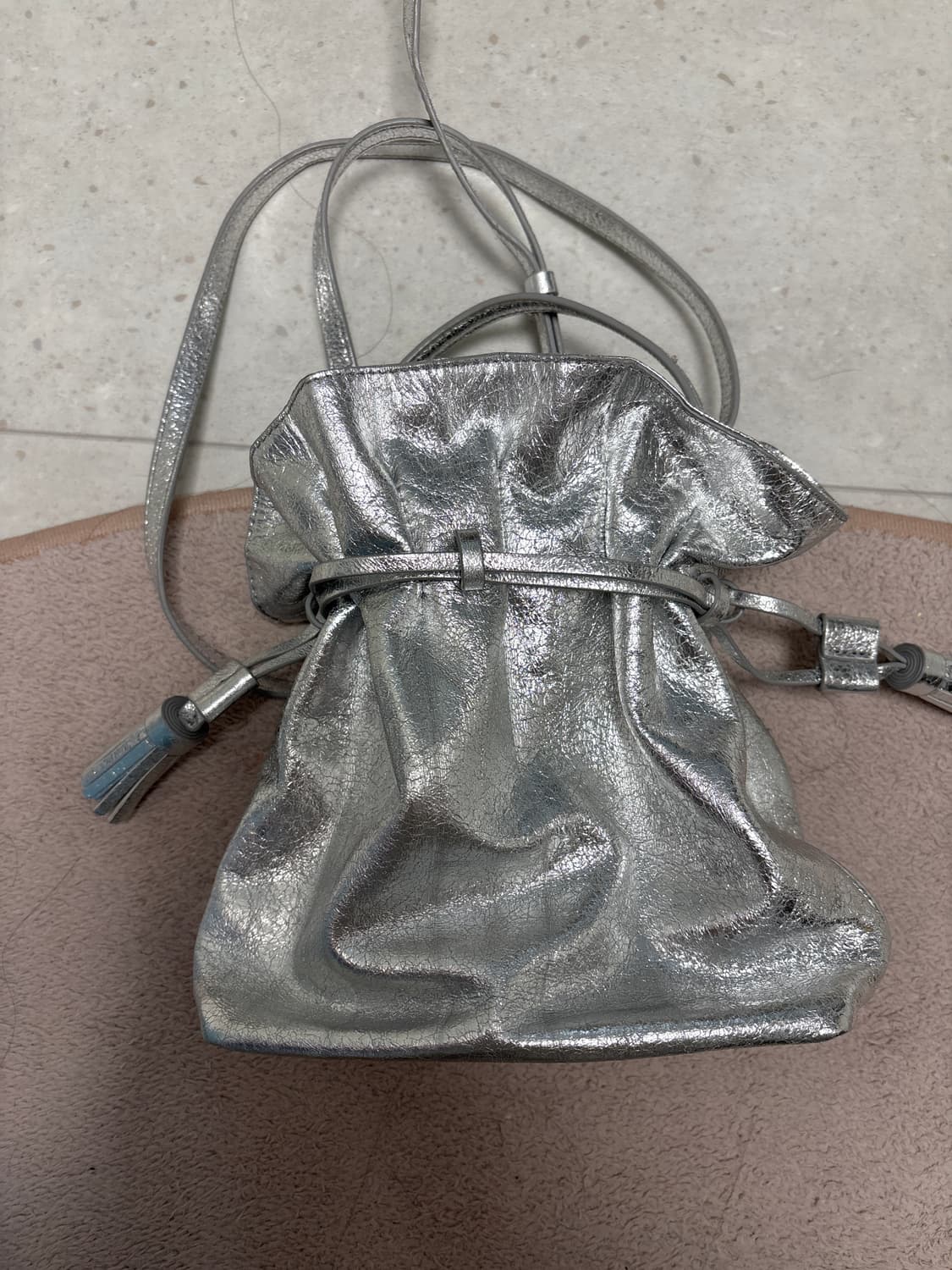 조셉앤스테이시 크로스백 실버 복조리 플리츠 테슬백 상품이미지2