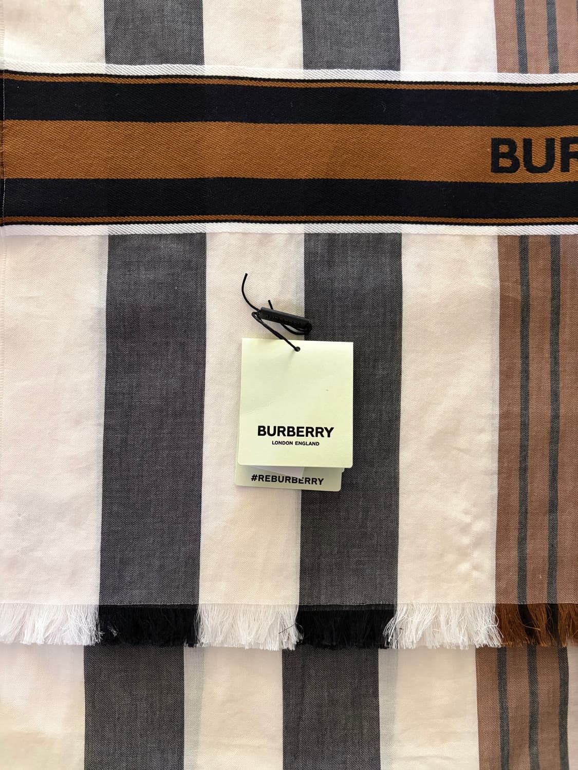 Burberry Scarf  'Love is eternal' 상품이미지1