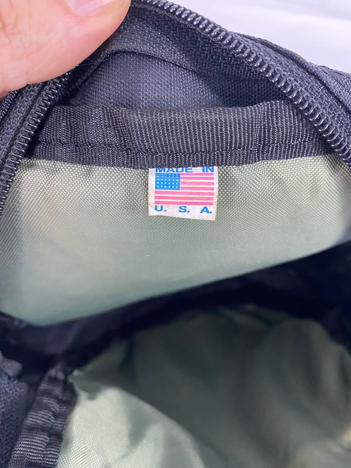 그레고리 구형로고 블랙 포켓 크로스백 상품이미지4