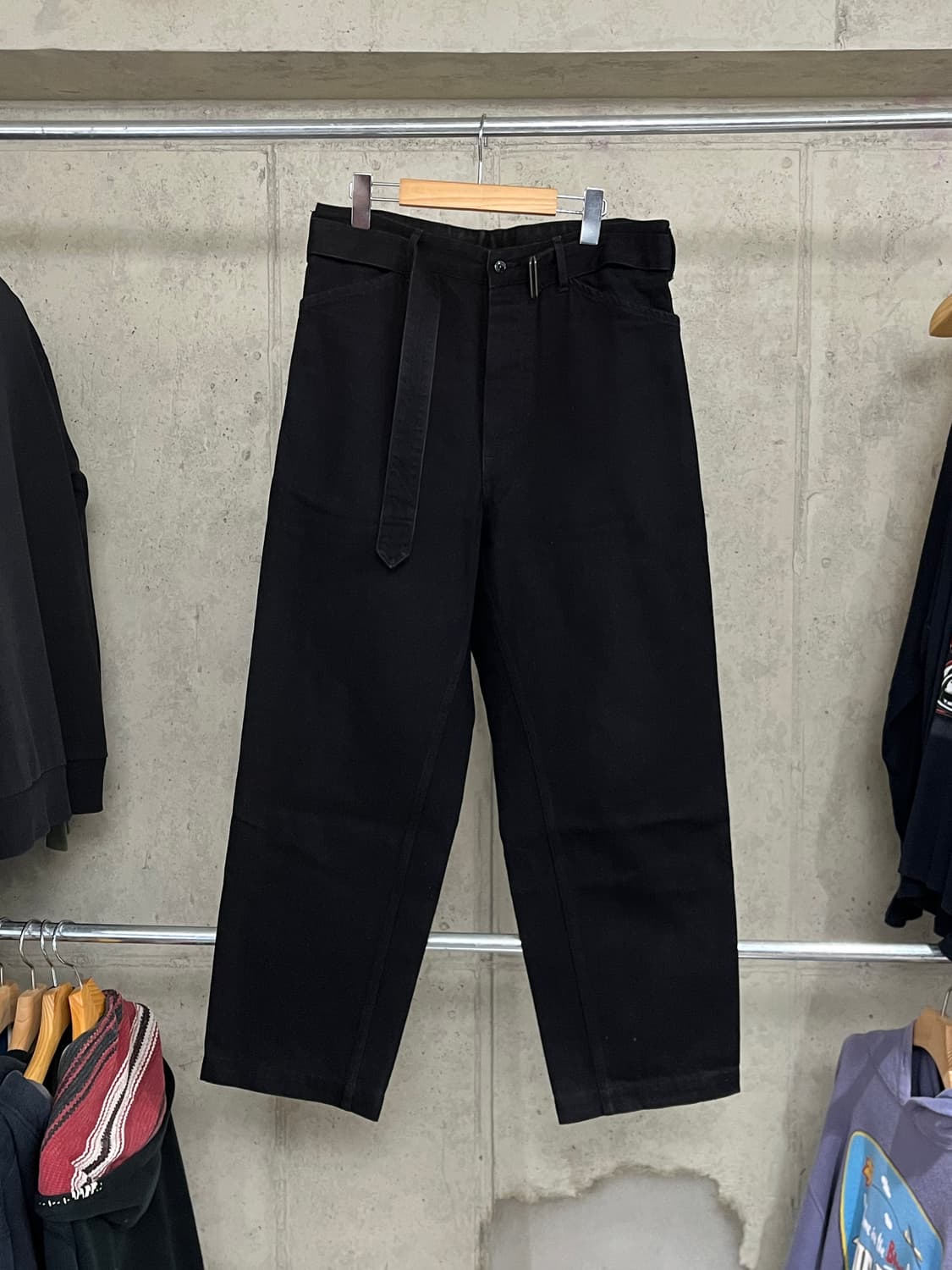 코모리 벨티드 데님 팬츠 블랙 상품이미지1