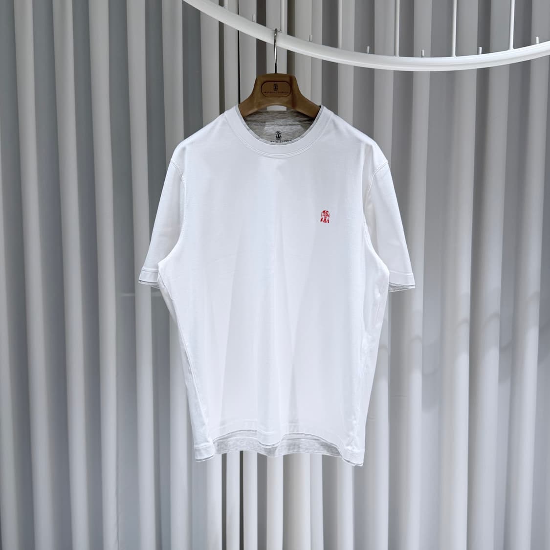 (A+/52) / 브루넬로쿠치넬리 자수 로고 레귤러핏 화이트 반팔 티셔츠 상품이미지1
