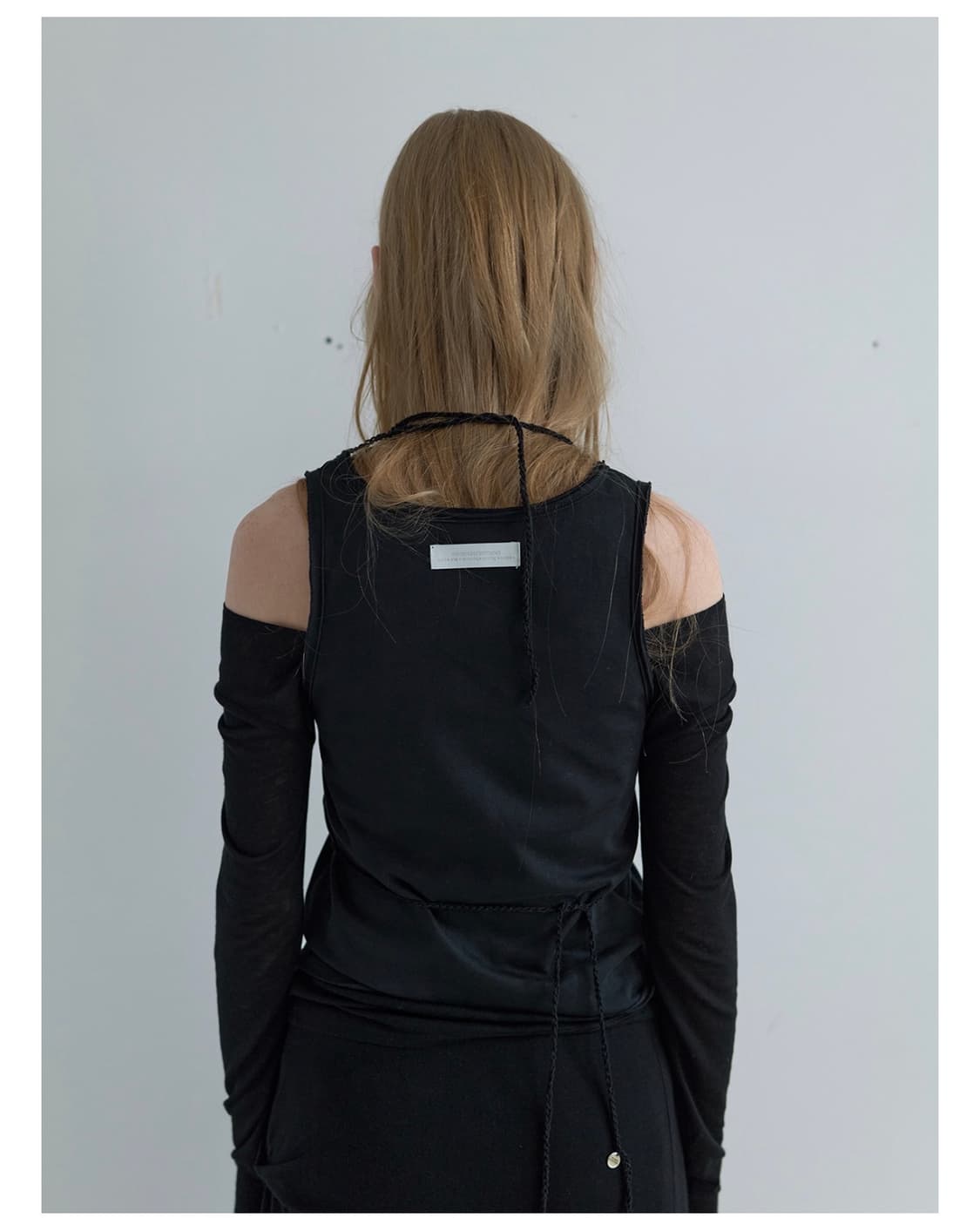 RAW DETAIL SLEEVELESS TOP IN BLACK 상품이미지2