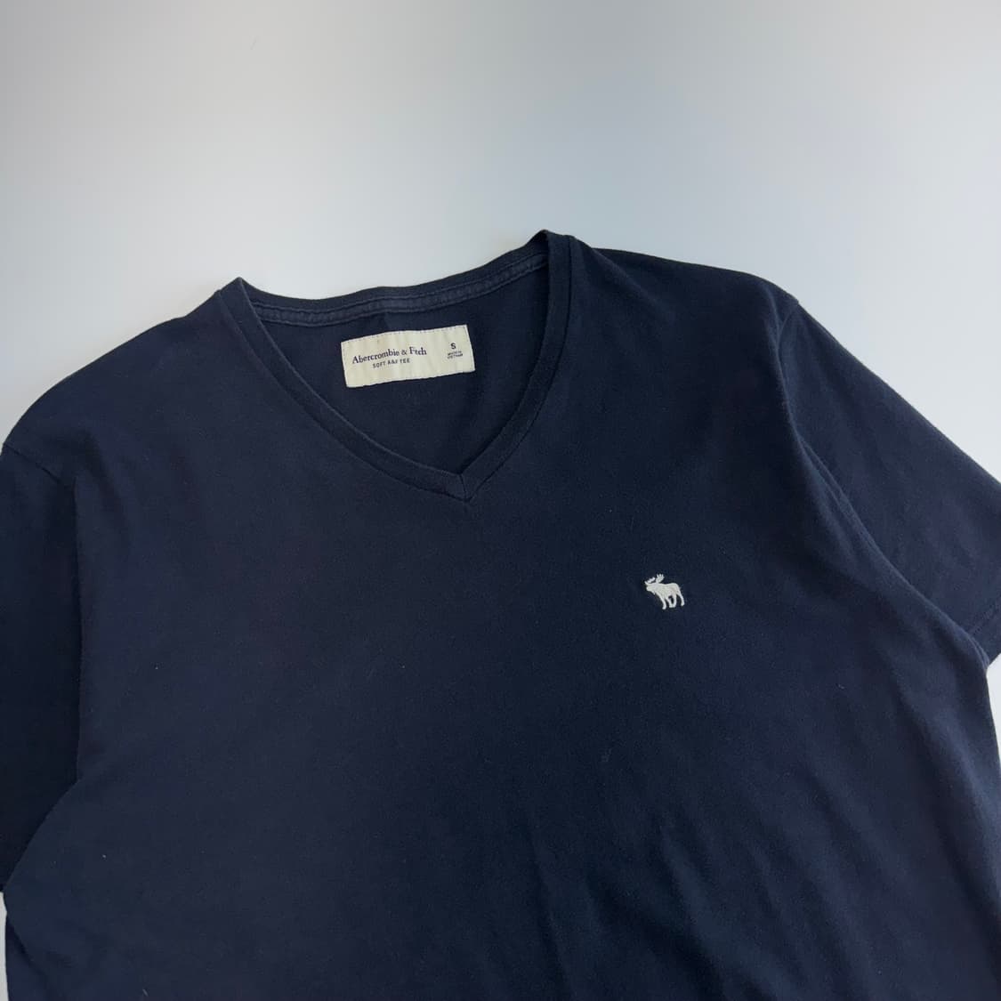Abercrombie 아베크롬비 스몰로고 네이비 브이넥 반팔  상품이미지4