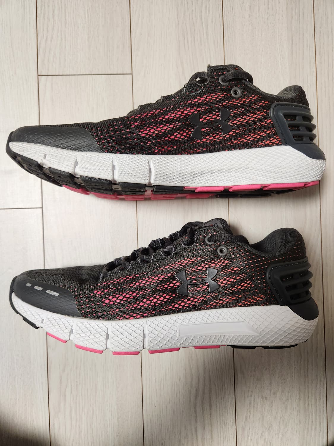 언더아머 운동화 차지드 로그 런닝화 헬스화 사이즈240

아웃솔 사용감외 상품이미지5