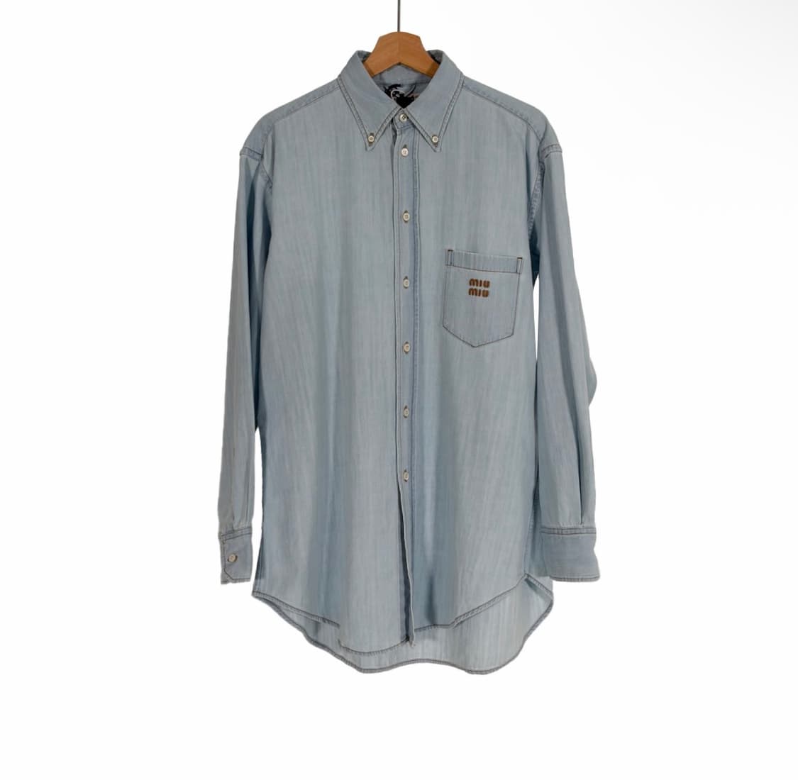[38] 미우미우 24ss 샴브레이 자수 로고 데님 셔츠 라이트 블루 상품이미지1