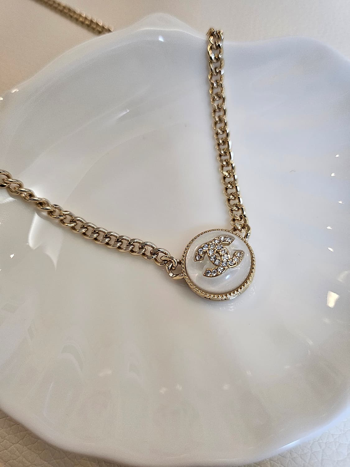 샤넬 화이트레진 CC 체인목걸이 골드 업사이클링 상품이미지2