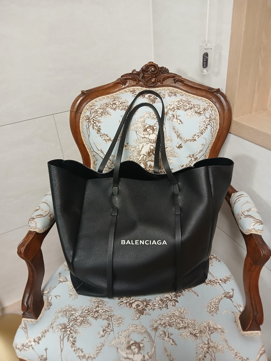 발렌시아가 쇼퍼백 상품이미지1