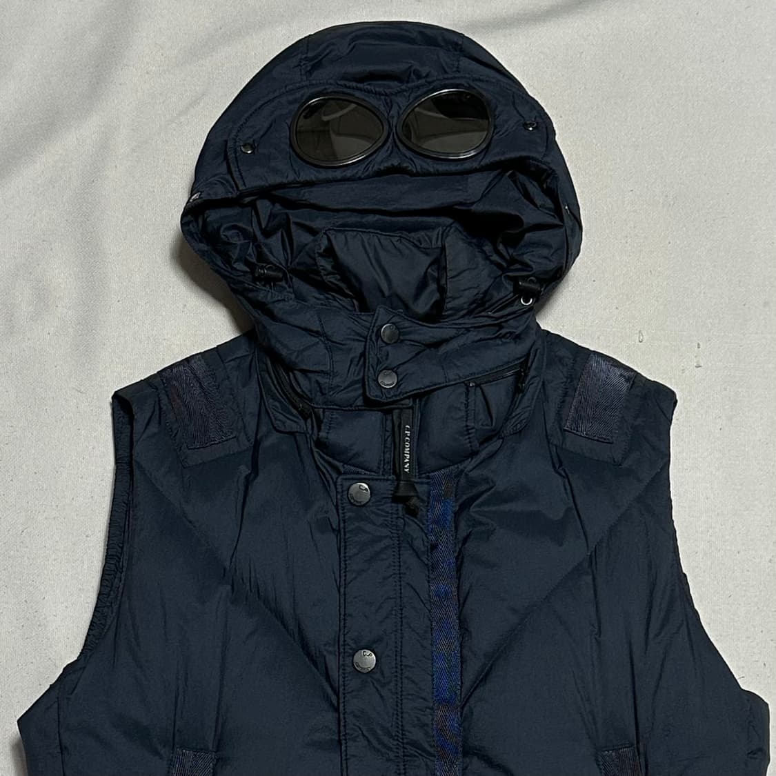 100 C.P.컴퍼니 고글 후드 패딩 베스트 상품이미지1