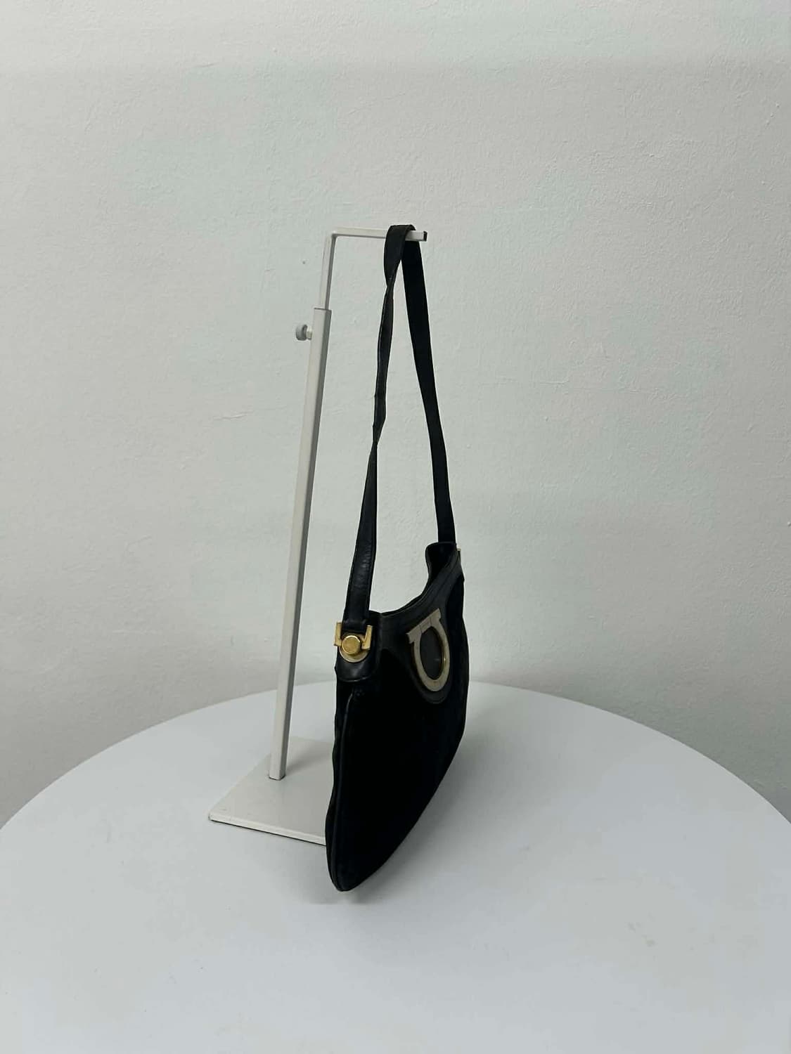 살바토레 페라가모 빅 간치니 스웨이드 가죽 토트백 상품이미지3