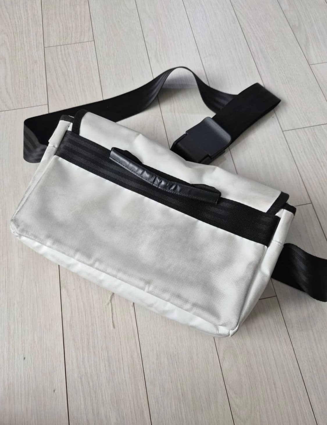 아더에러 트레이스 애드모어 크로스백 화이트 상품이미지3