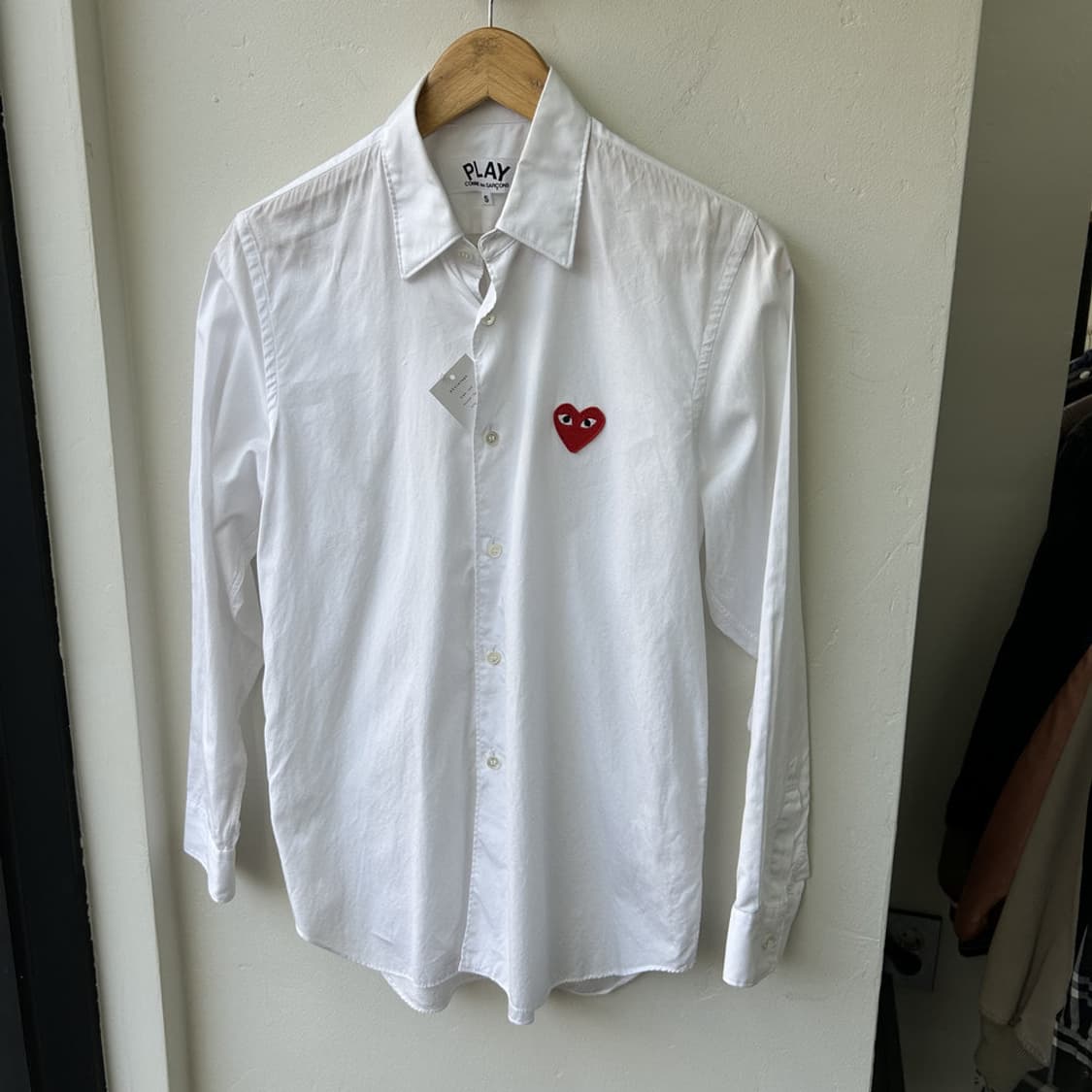 16141 - 꼼데가르송 레드 와펜 화이트 셔츠 상품이미지2