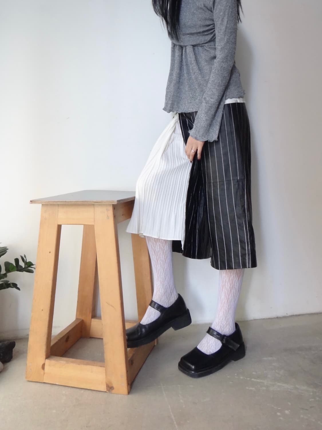 Stripe pleats mix leather capri pants 상품이미지5