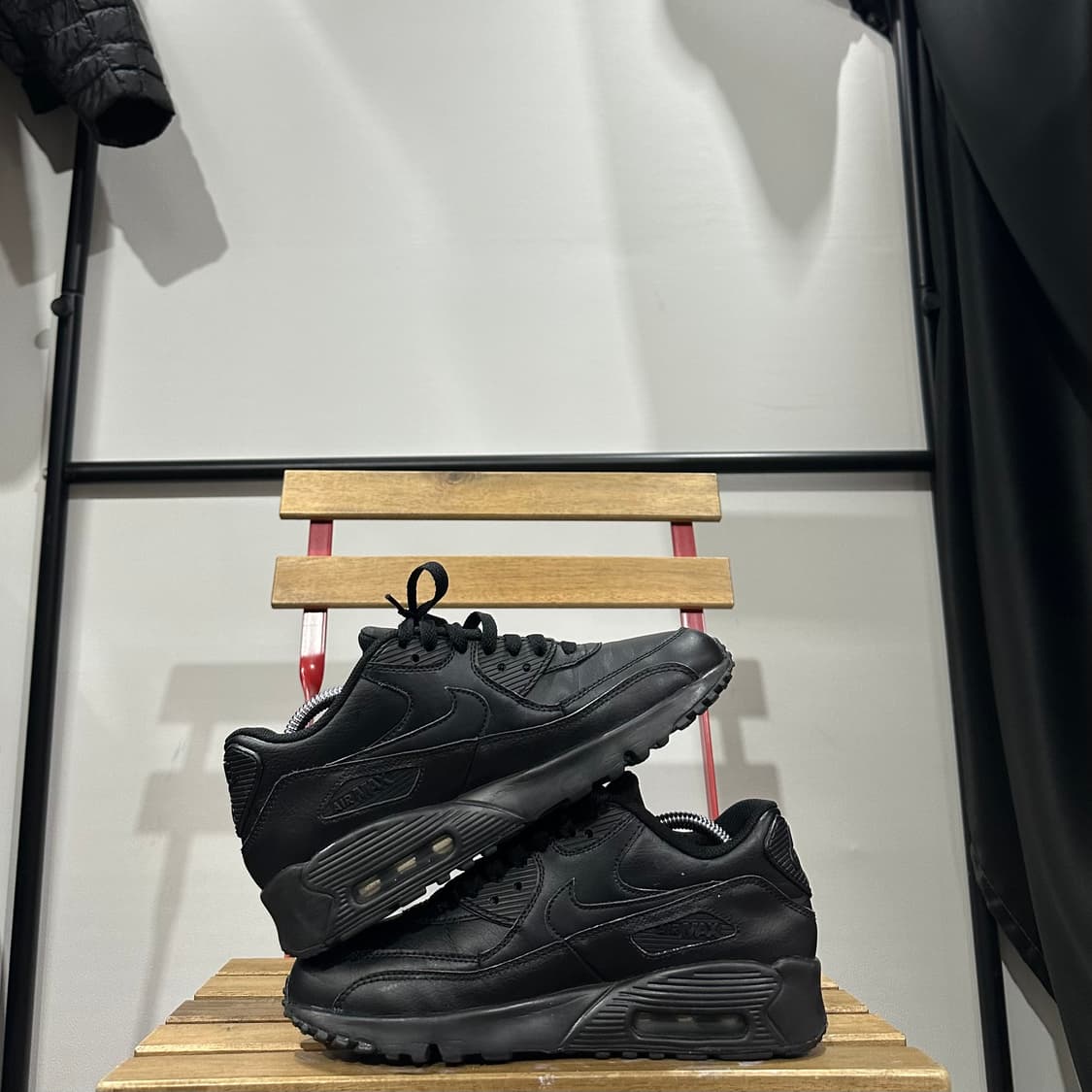 250) 나이키 운동화 남녀공용 신발 에어맥스90 올블랙 레더 상품이미지7