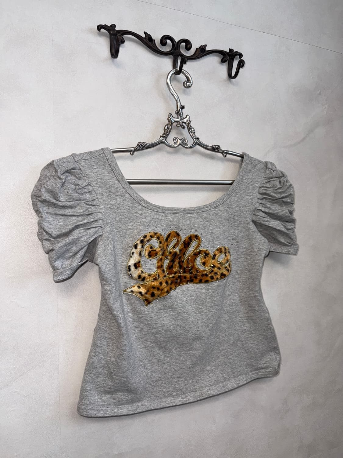 Gray leopard lettering puff 오프숄더 반팔티 상품이미지2