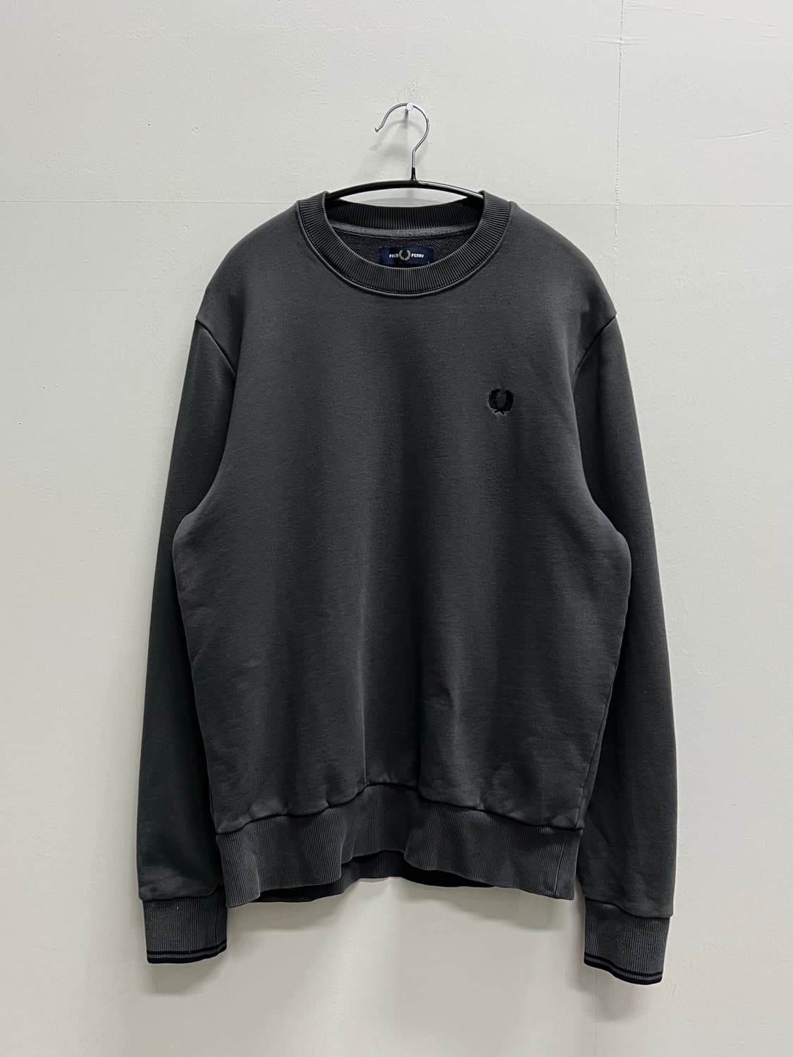 프레드페리 자수로고 맨투맨 차콜 상품이미지2