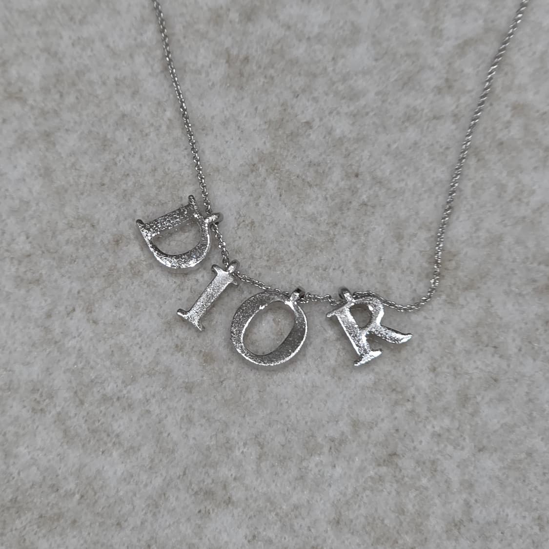 디올 은장 DIOR 로고 레터링 목걸이(남녀공용) 상품이미지1