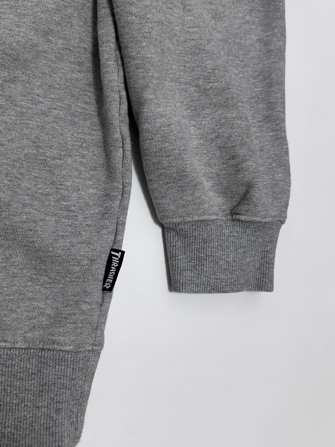 트레셔 빅로고 그레이 맨투맨 상품이미지3