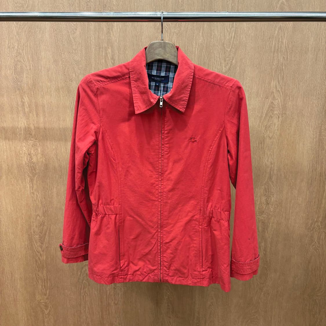 버버리 런던 코튼 카라 자켓 로고 자수 사이드 밴딩 디테일 레귤러핏 레드 상품이미지2