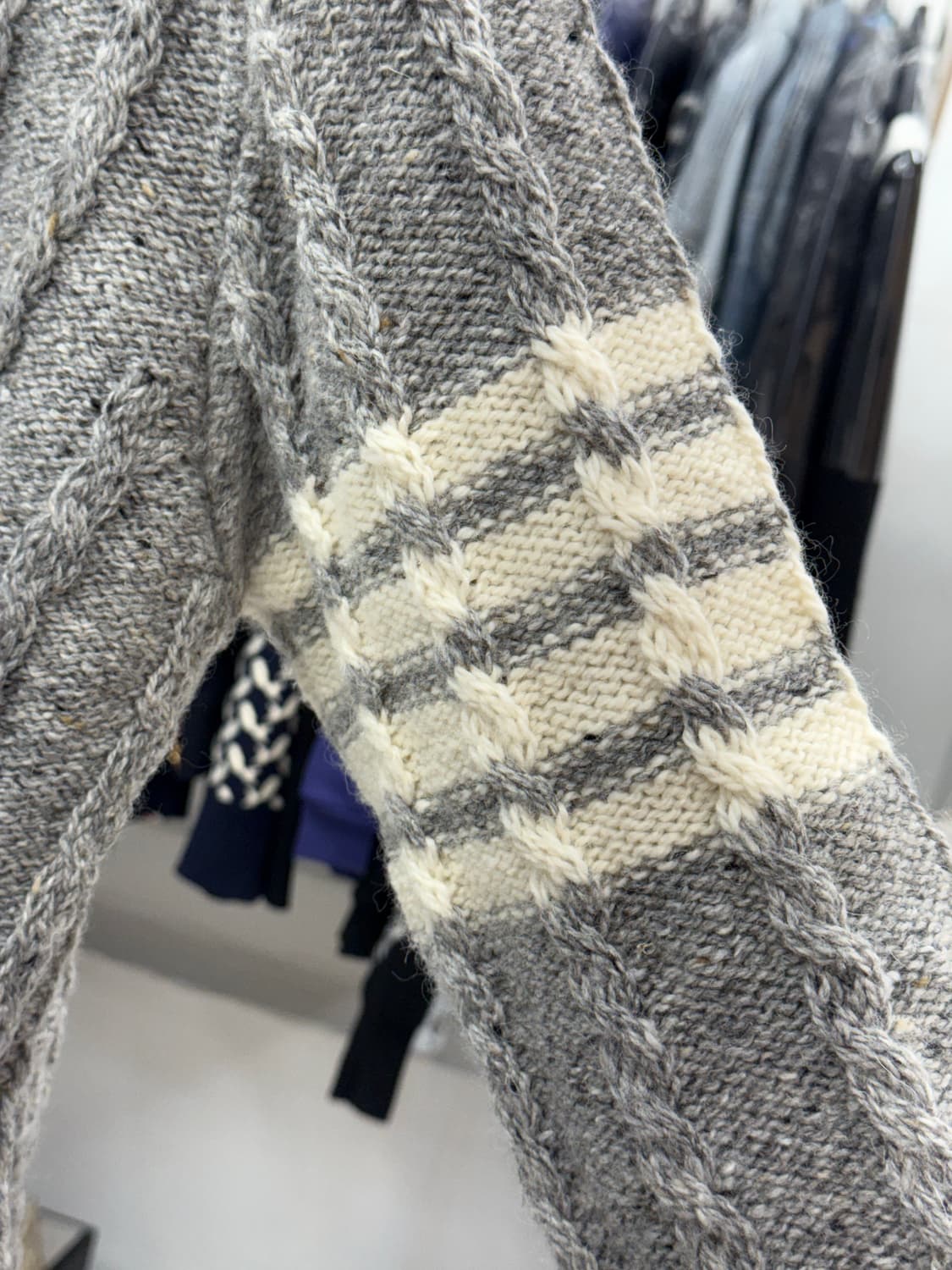 [4] 톰브라운 사선완장 트위스트 케이블 니트 상품이미지3