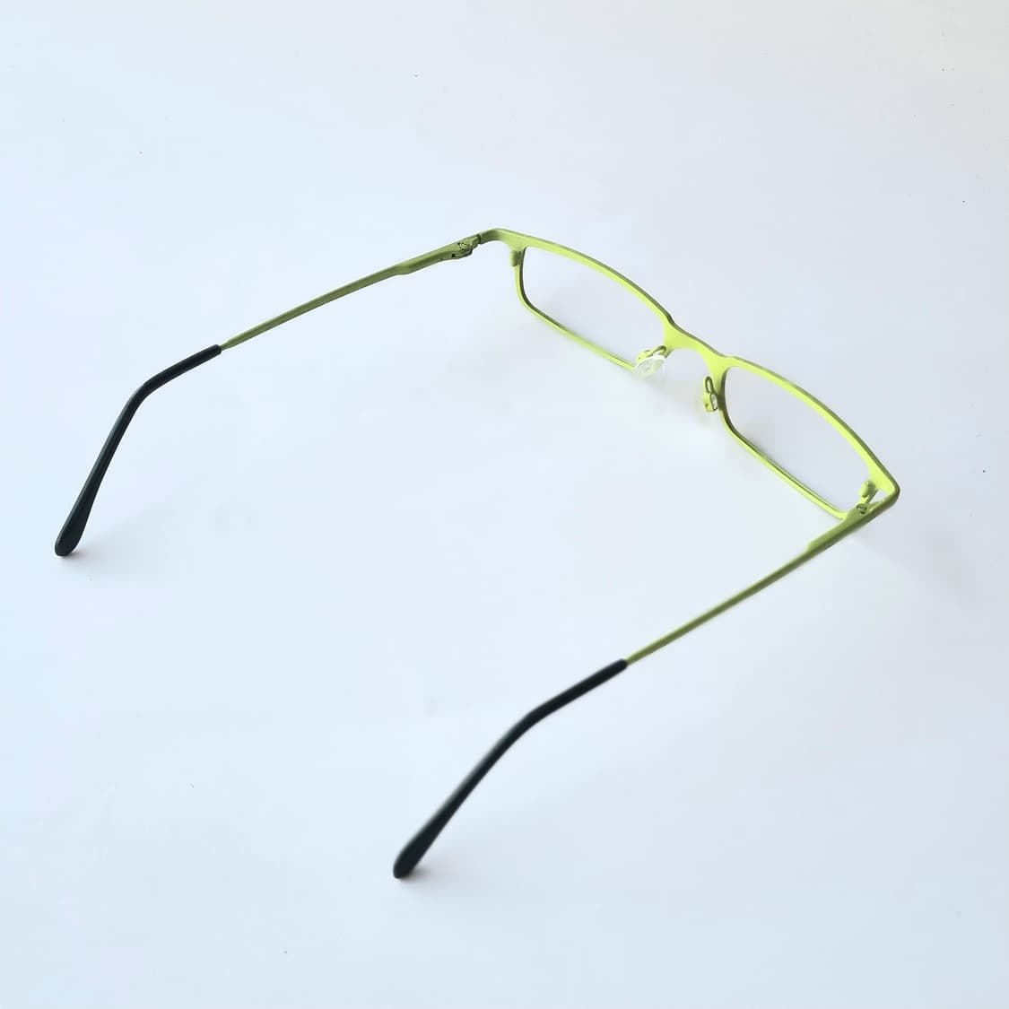 데드스탁 컬러로 완성하는 긱시크 무드, 슬림 라임 내로우 안경테 711 상품이미지6