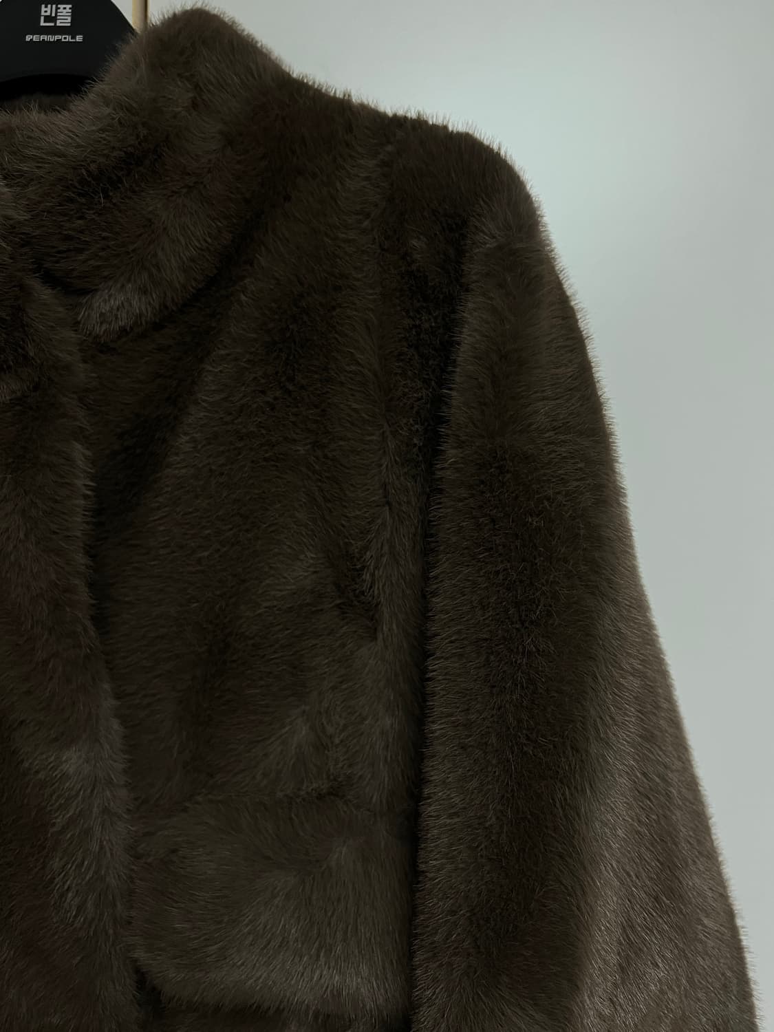 앤클라인 브라운 하이넥 밴딩 크롭 퍼자켓 상품이미지3