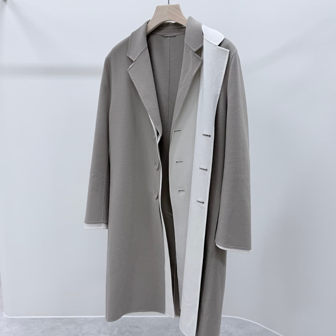 [S+급/50] 디올 런어웨이 컬렉션 시그니처 코트 베이지 상품이미지4