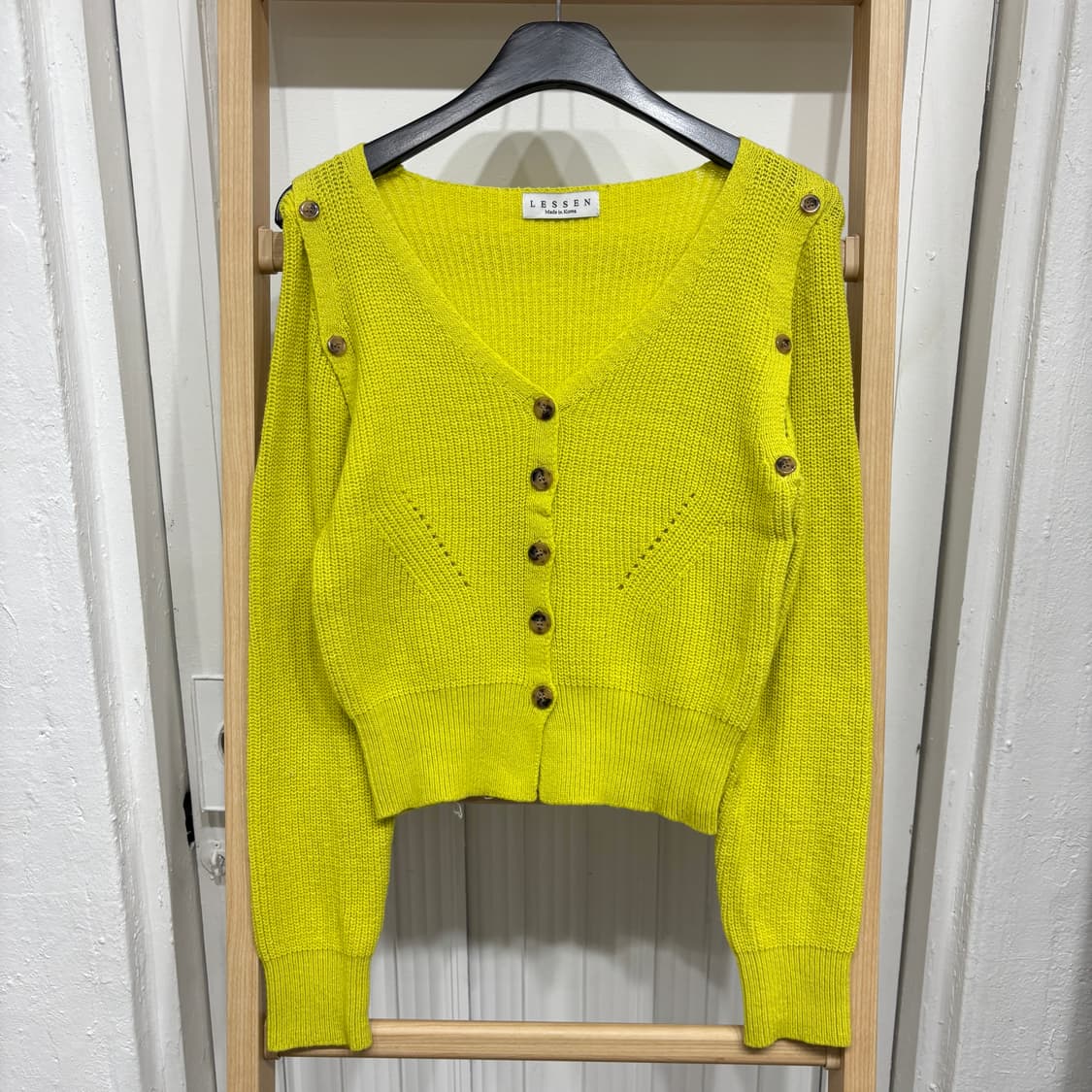 [새상품] 어깨트임 브이넥 코튼 니트 상품이미지1