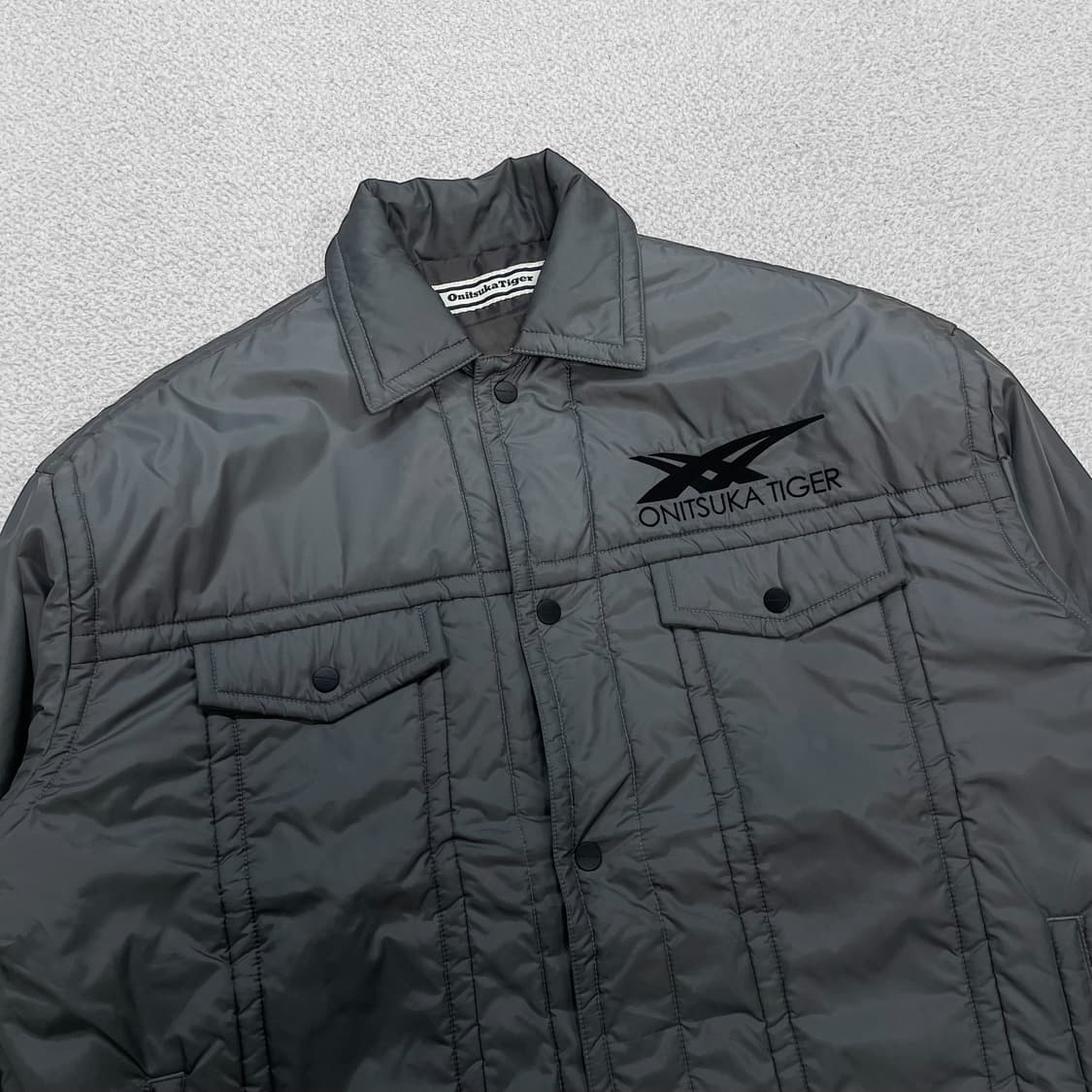 오니츠카타이거 자수 로고 퀄티드 경량 패딩 자켓 그레이 상품이미지2