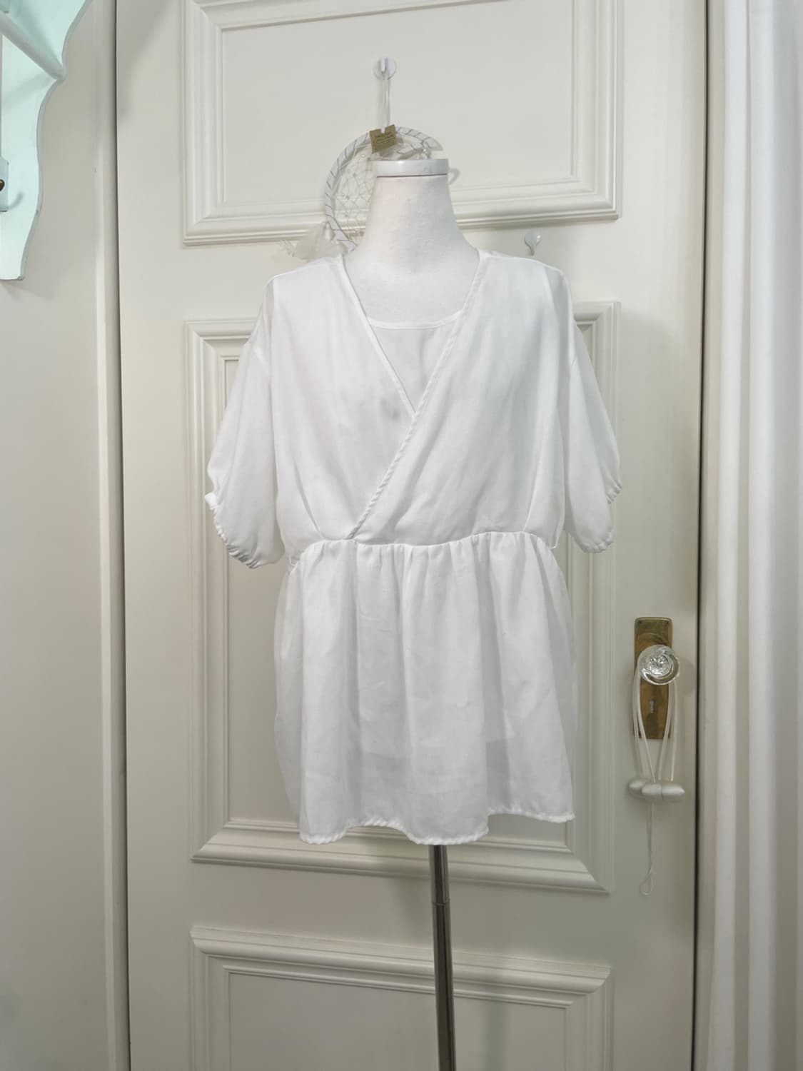 white shirring v-neck back bow blouse 상품이미지1