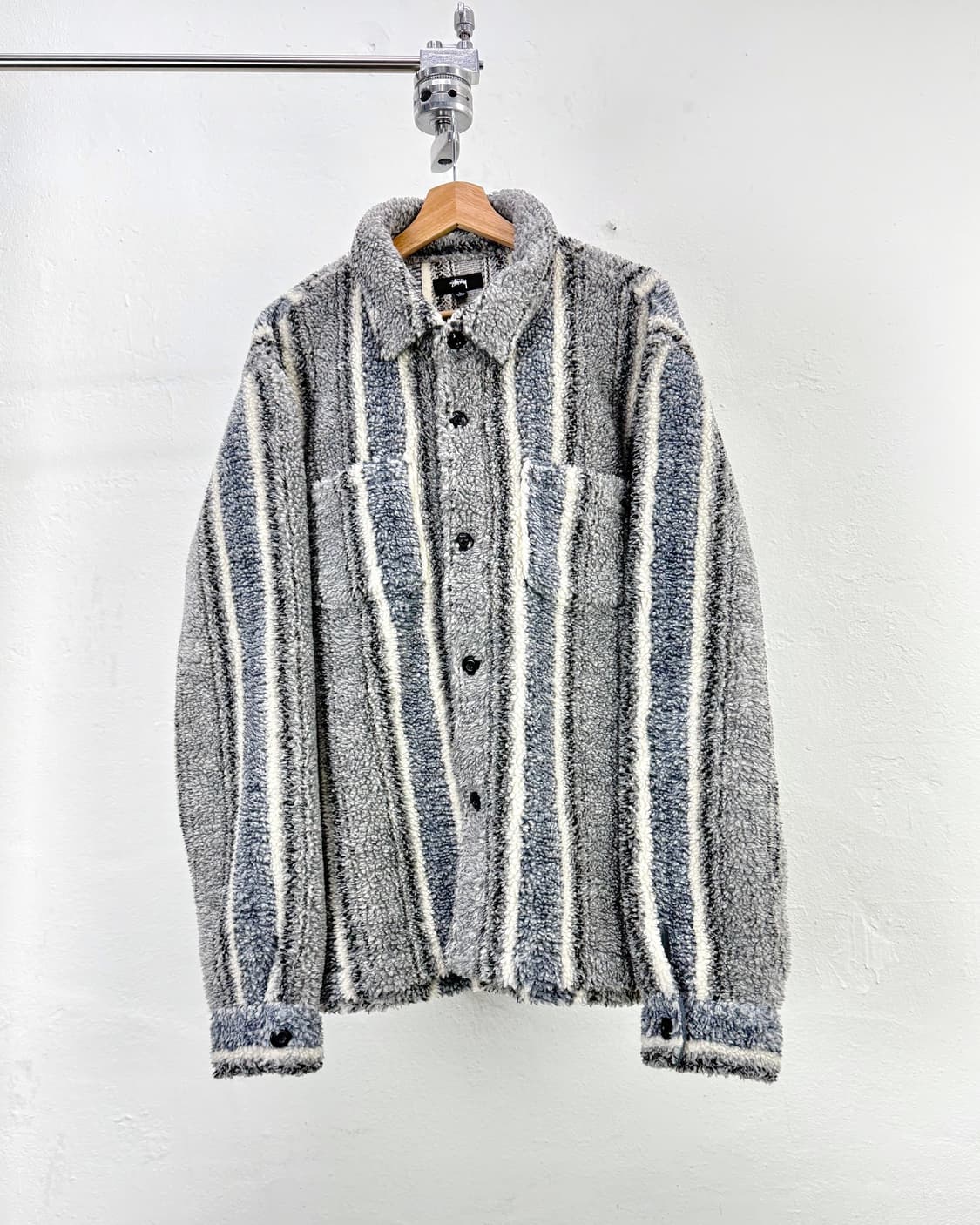 스투시 23fw 스트라이프 쉐르파 셔츠 차콜 상품이미지1