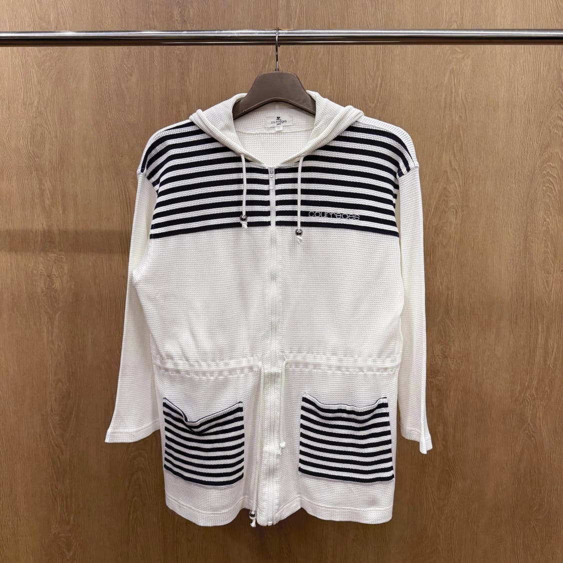 꾸레쥬 스트라이프 후드 집업 니트 로고 자수 포켓 디테일 아이보리 상품이미지2