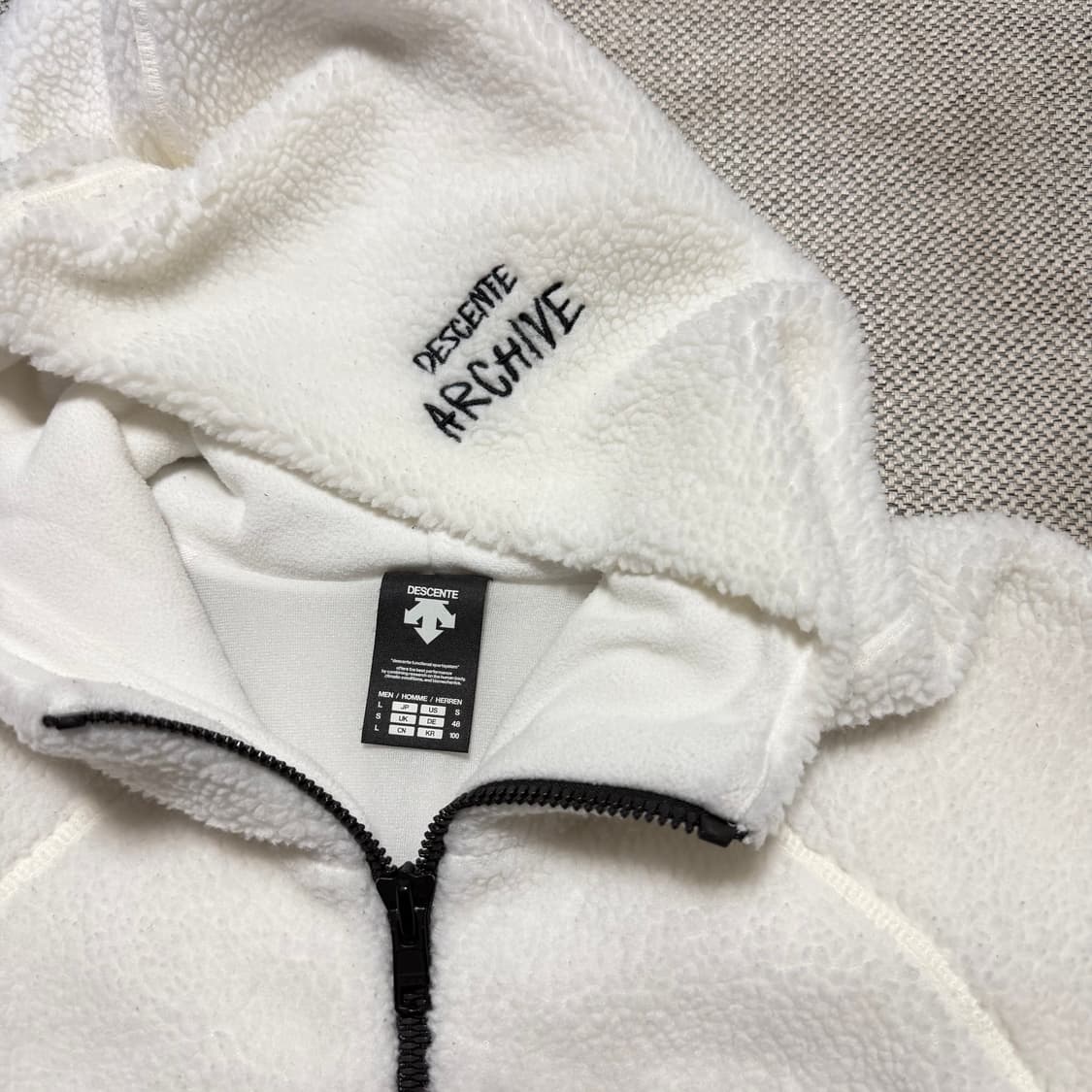 데상트 스펠아웃 플리스 후디 자켓 상품이미지2