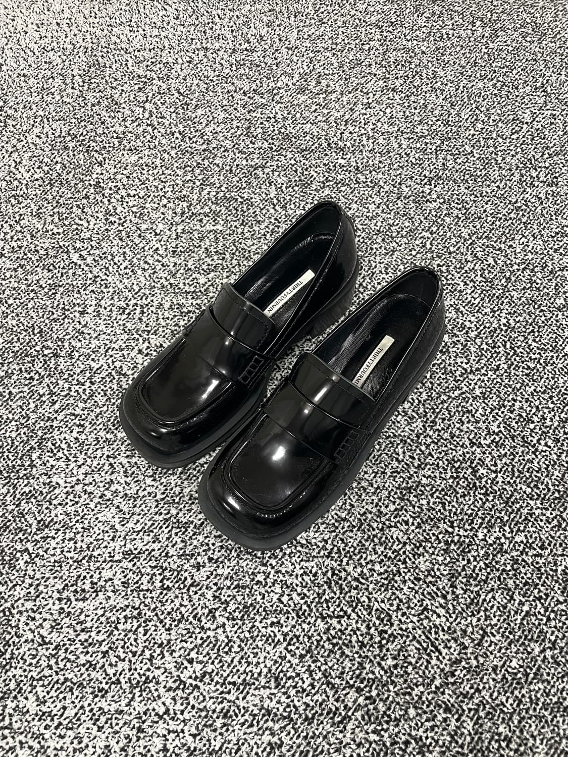 빈티지9. 써티포민 터커로퍼 유광블랙 카우레더 상품이미지1