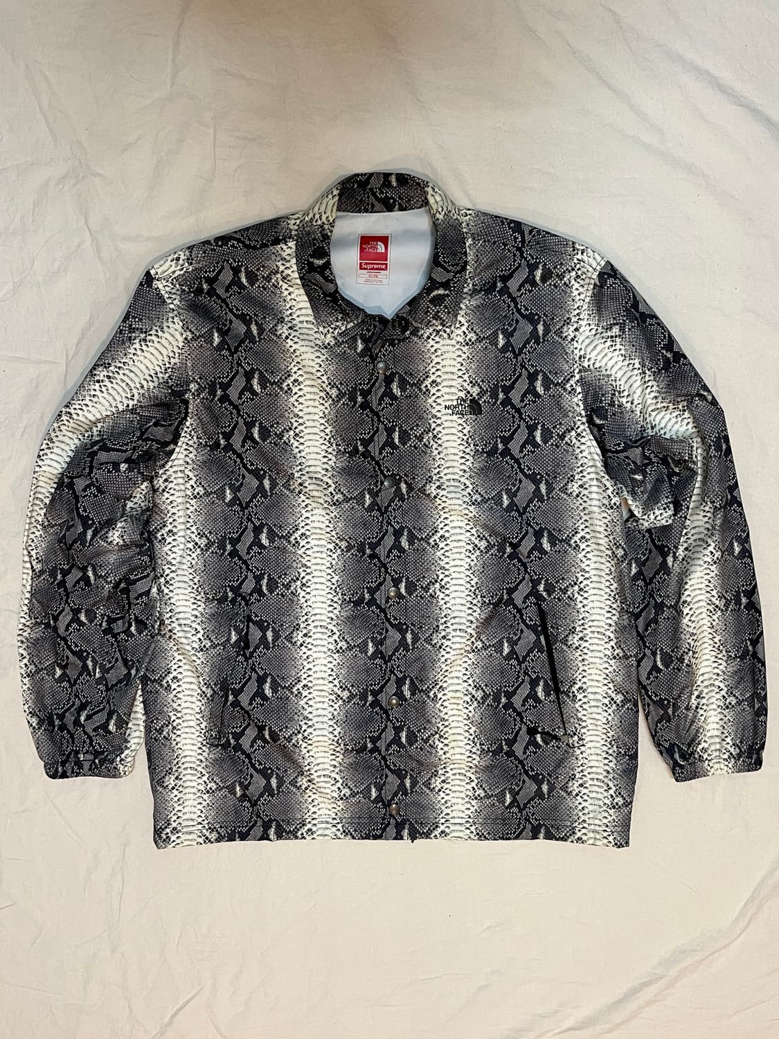슈프림 x 노스페이스 스네이크스킨 코치자켓 상품이미지1