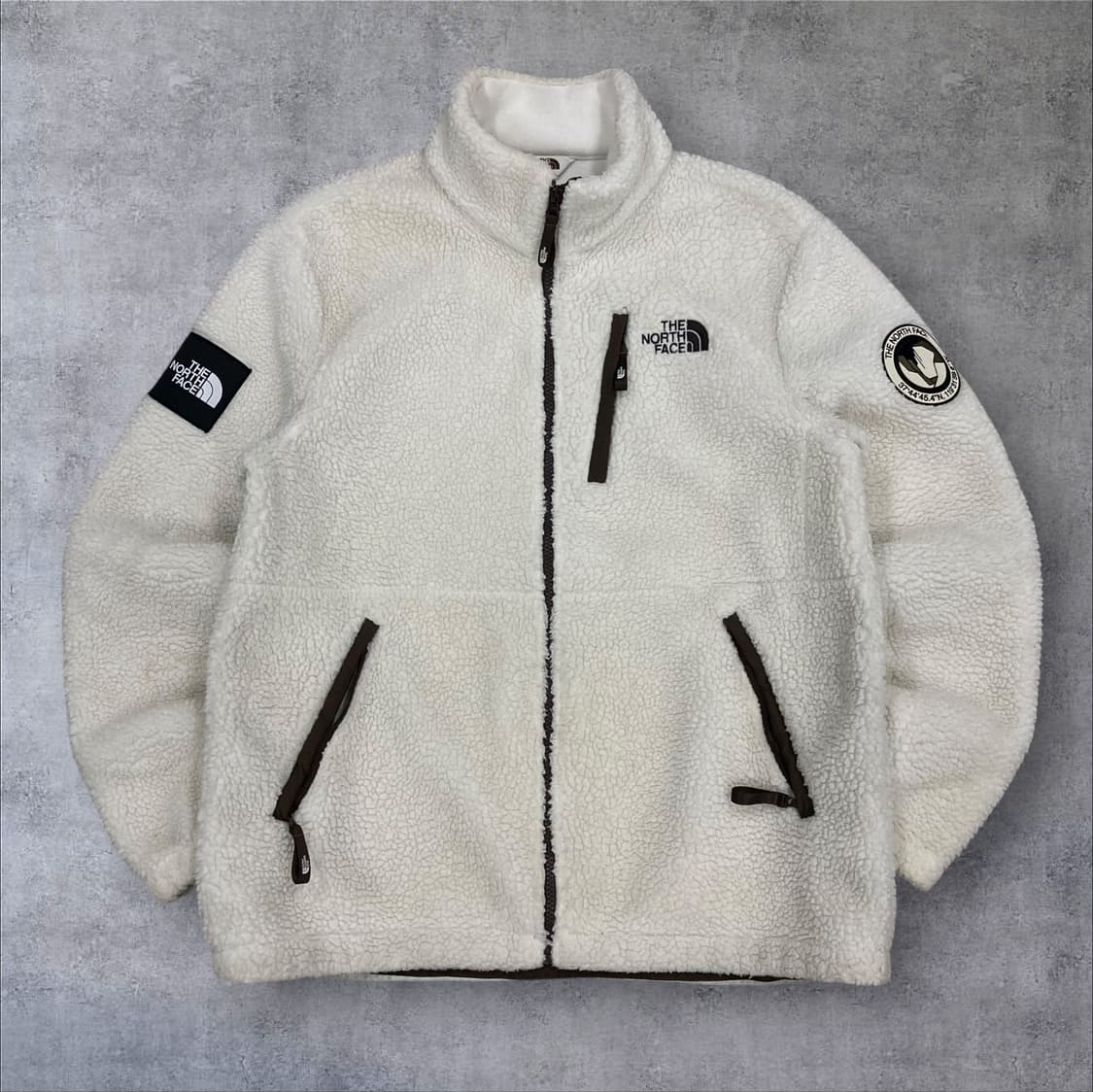 노스페이스 화이트 컬러 스몰 로고 쉐르파 자켓 상품이미지1