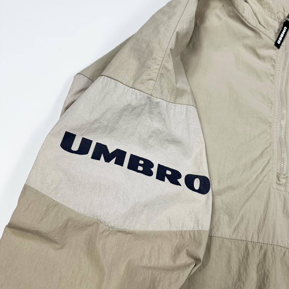 엄브로 다이아 로고 베이지 아노락 바람막이 웜업 (실측 XL) 상품이미지4