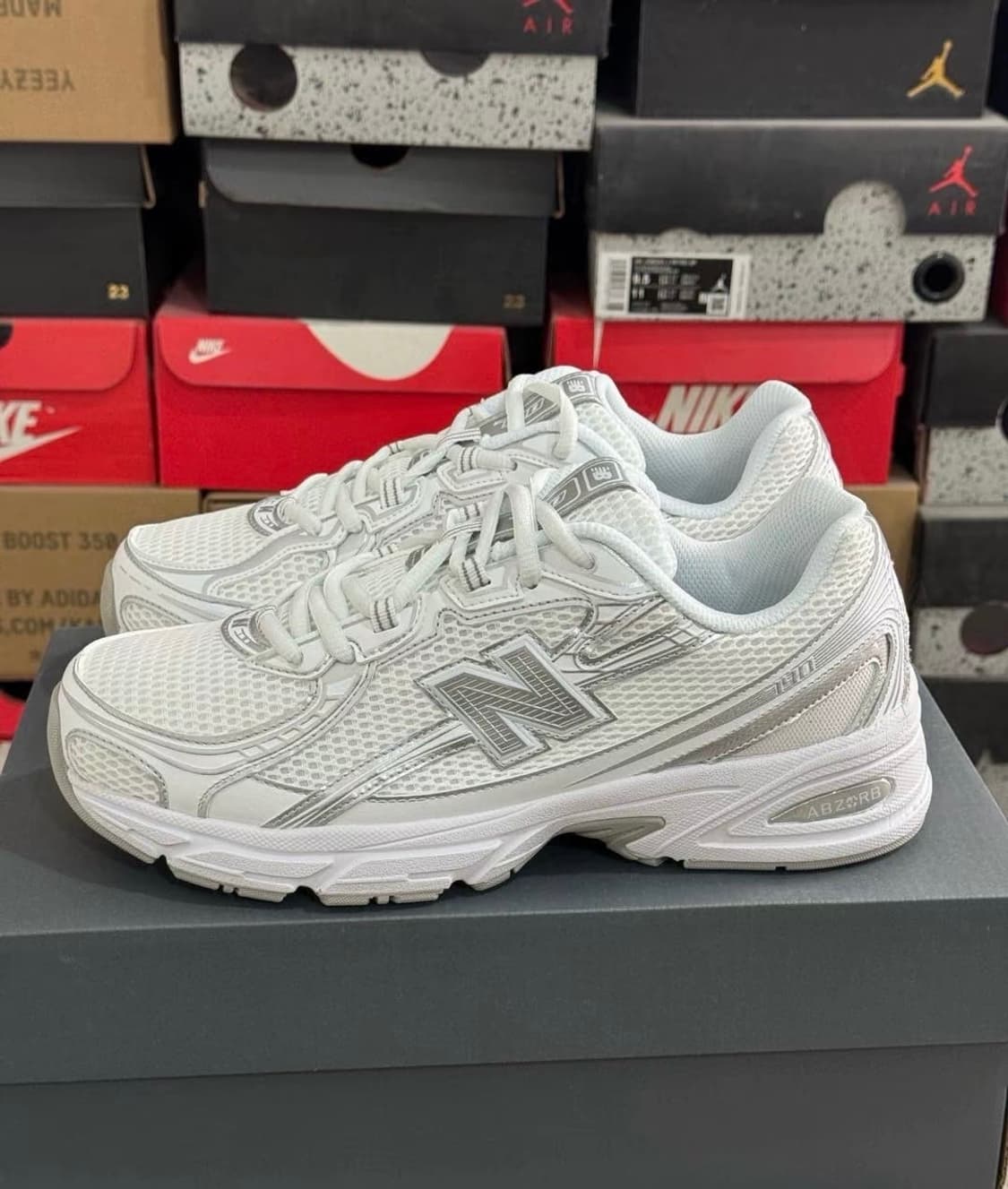 뉴발란스 740v2 화이트 실버 메탈릭 상품이미지1