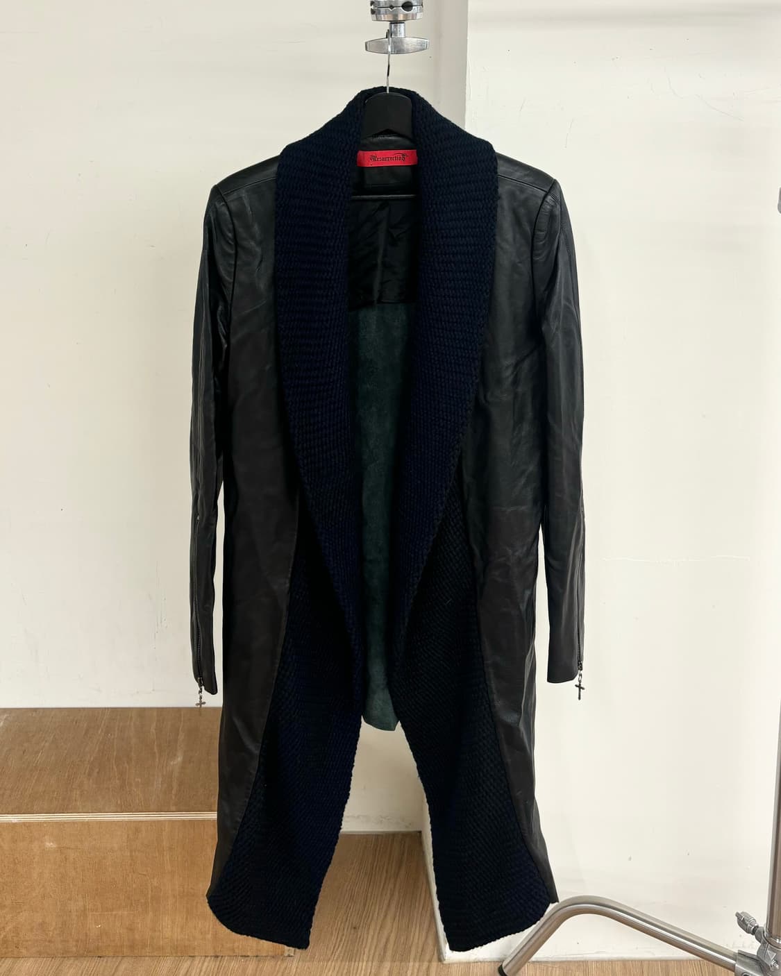 레저렉션 블랙 니트 숄 칼라 레더 롱코트 상품이미지1