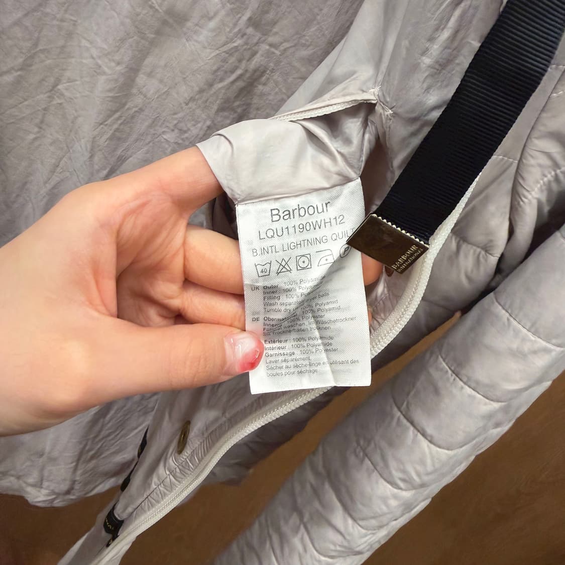 바버 후드 경량 패딩 배색 골드 로고 더블 포켓 디테일 라이트 그레이 상품이미지8