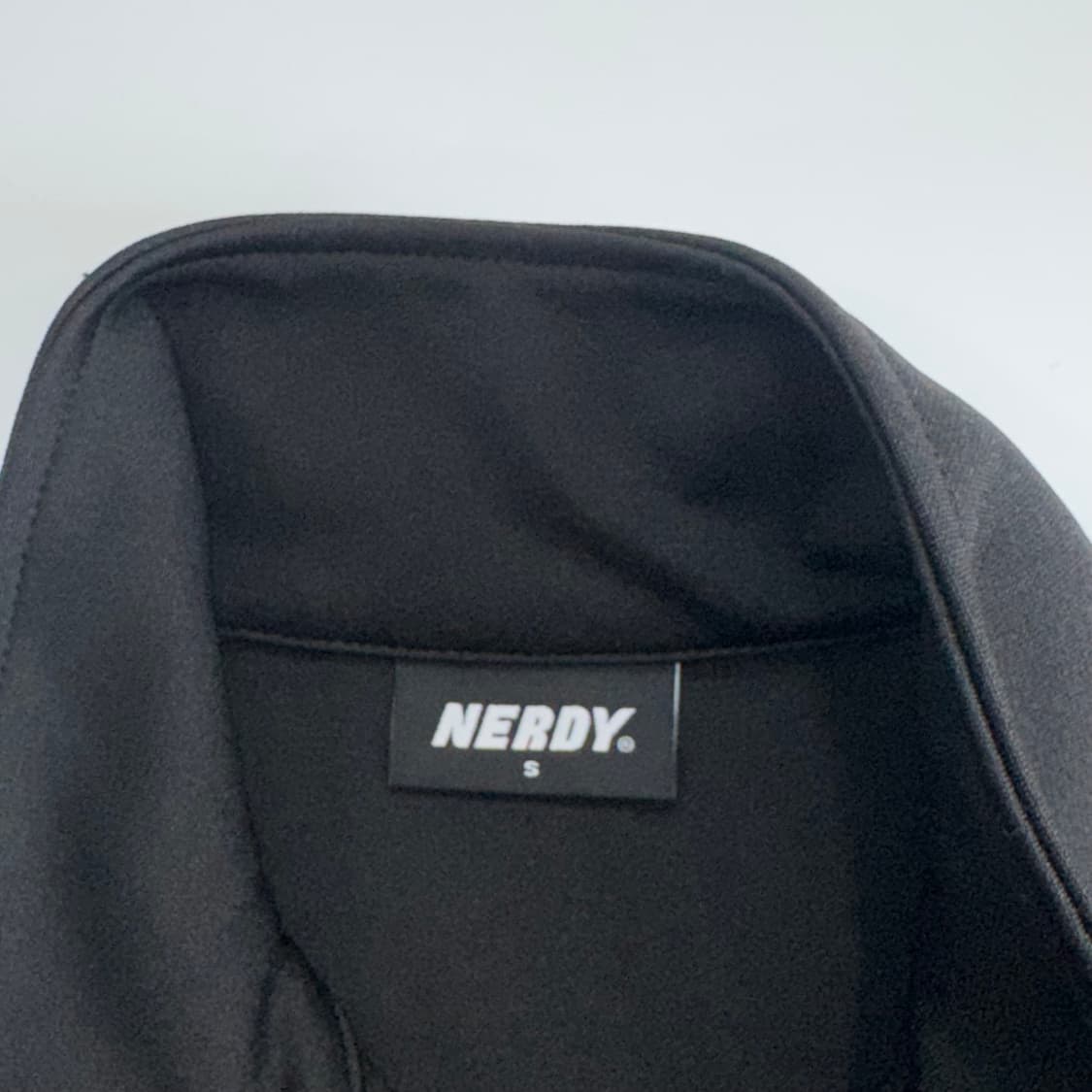 Nerdy 널디 스카이블루 트랙탑 블랙 져지 상품이미지5