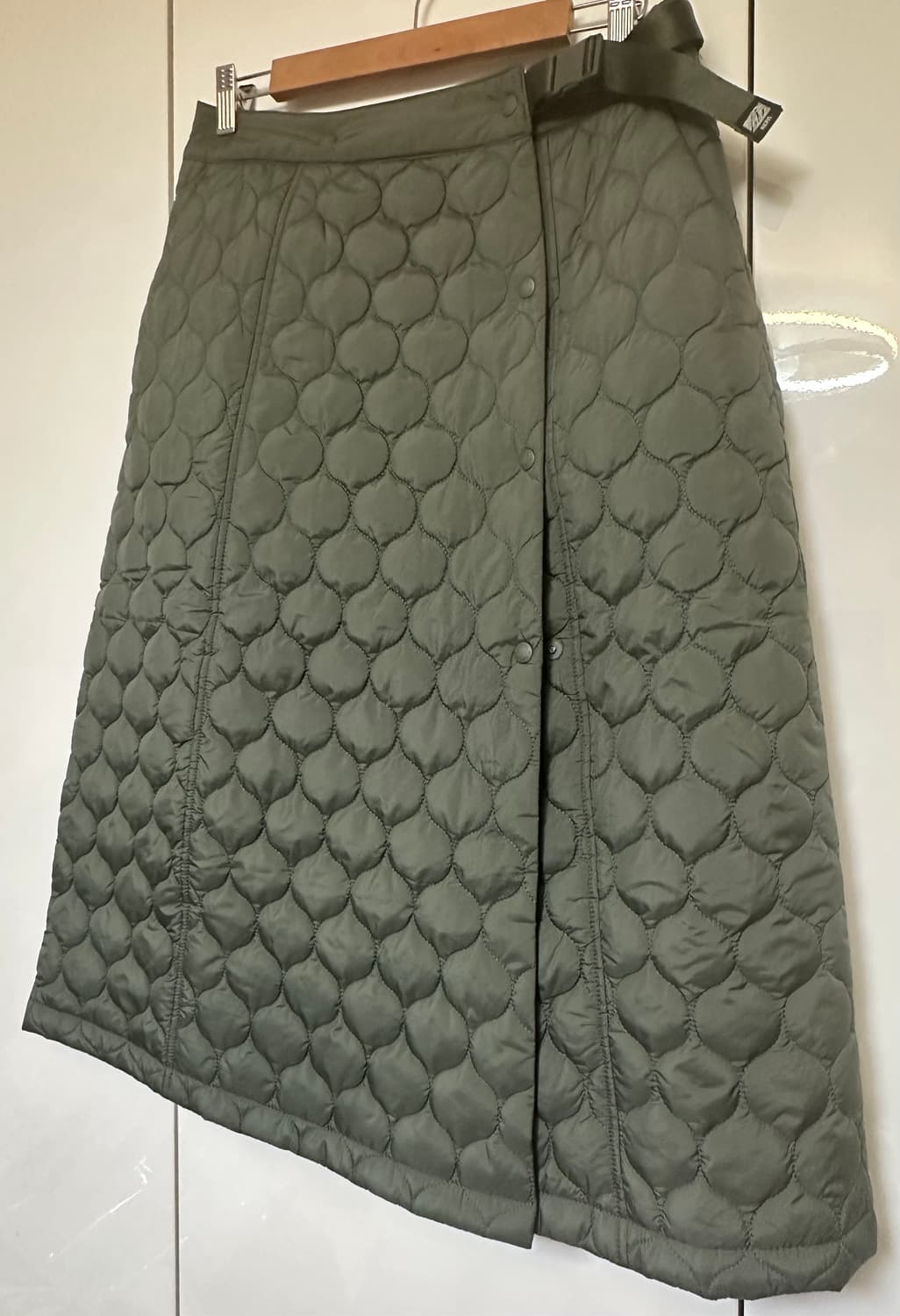 네파카키색 퀼팅 패딩랩 스커트 상품이미지3
