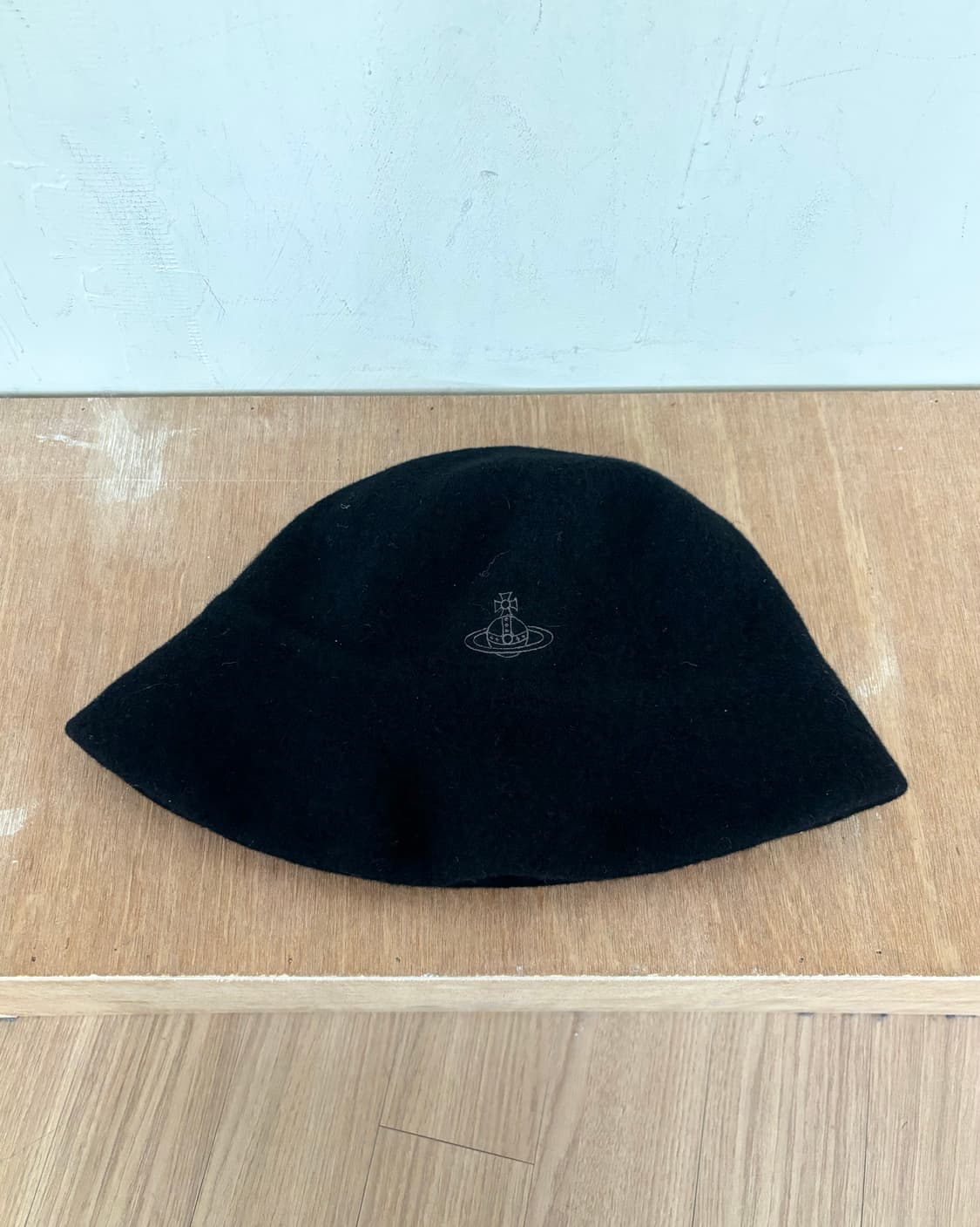 비비안 웨스트우드 라인 ORB 자수 바스크 버킷햇 상품이미지2