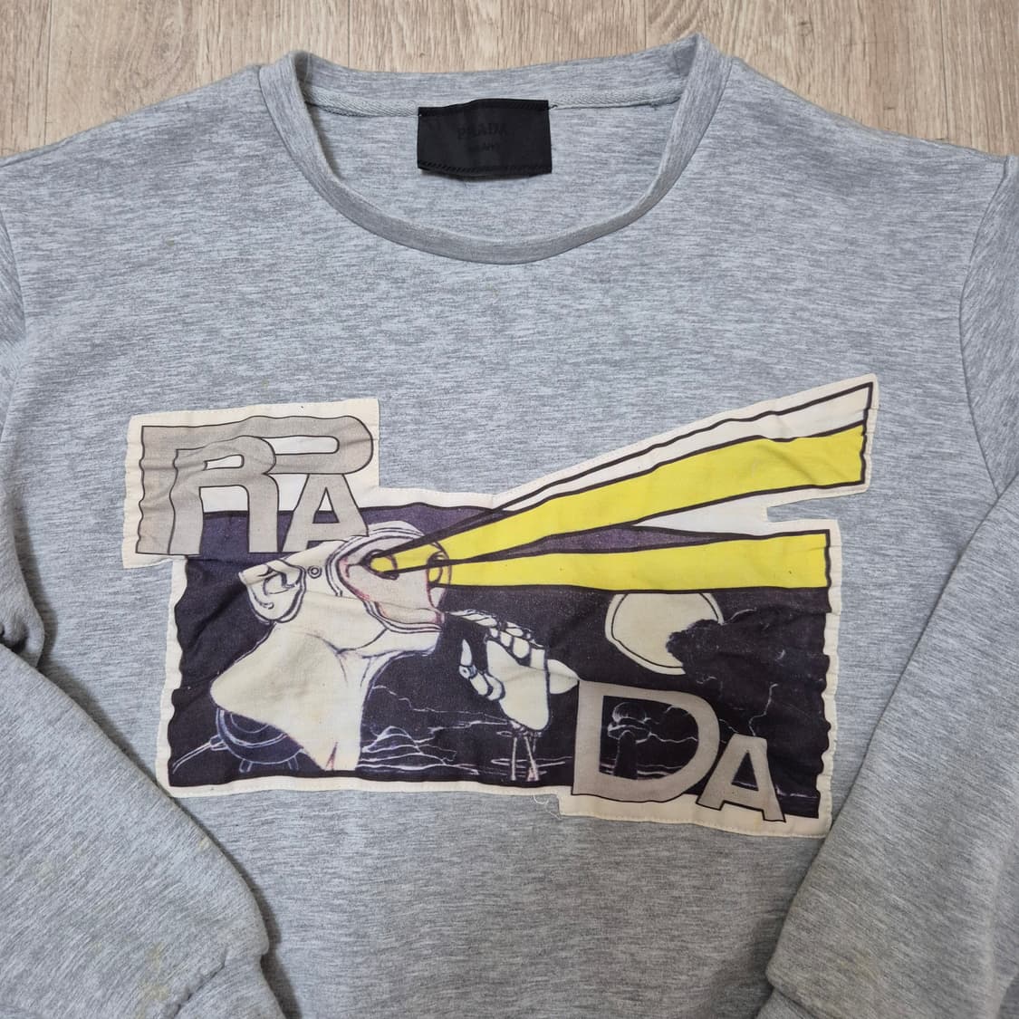 프라다 아트워크 패치 맨투맨 상품이미지2